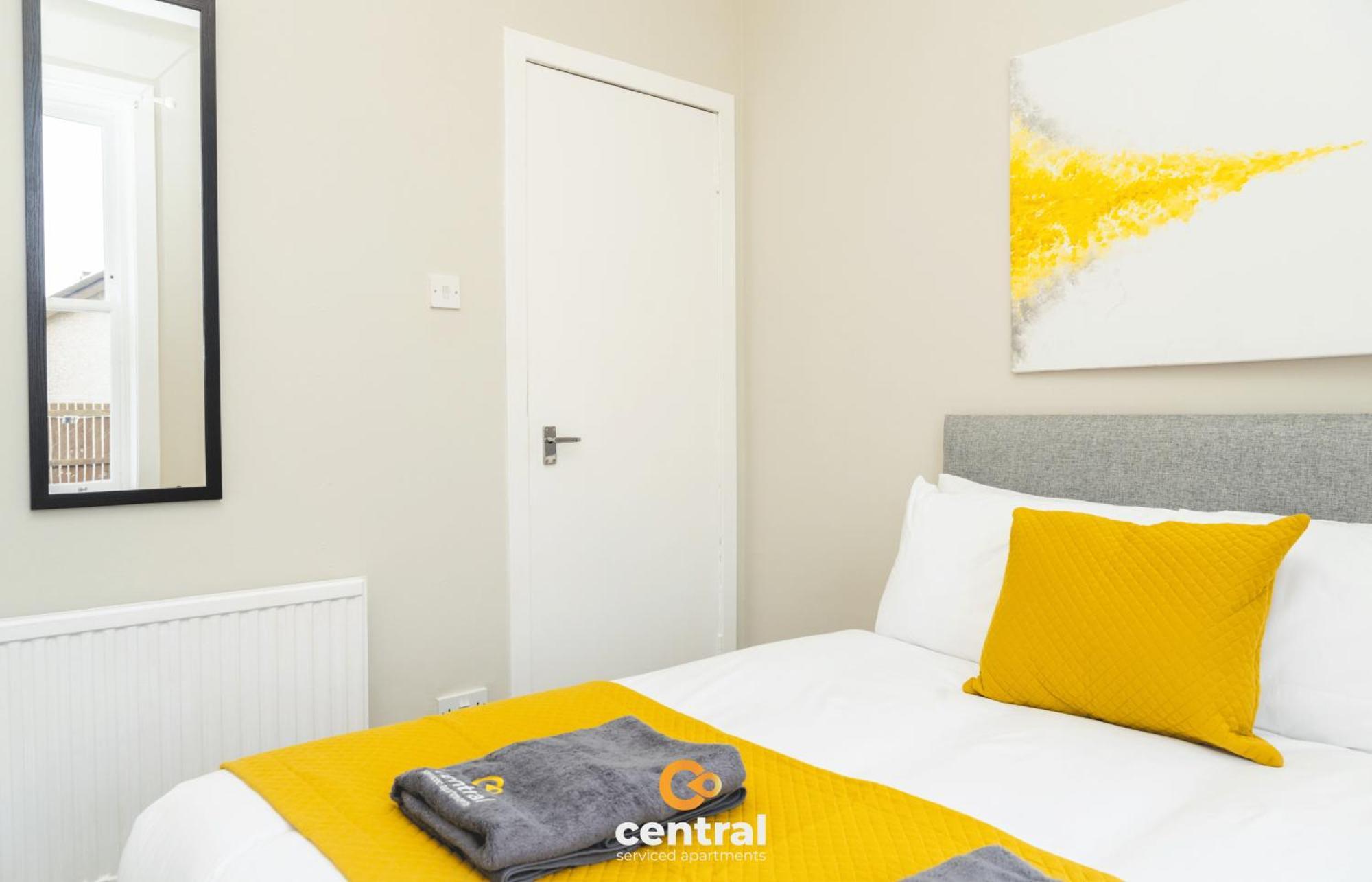 Serviced - 2 Bedroom - Ground Floor - Modern - Sleeps 4 - 2 X Double Beds - Free Street Parking - Fully Equipped - Short & Long Term Available - Contact Us For Your Requirements *
