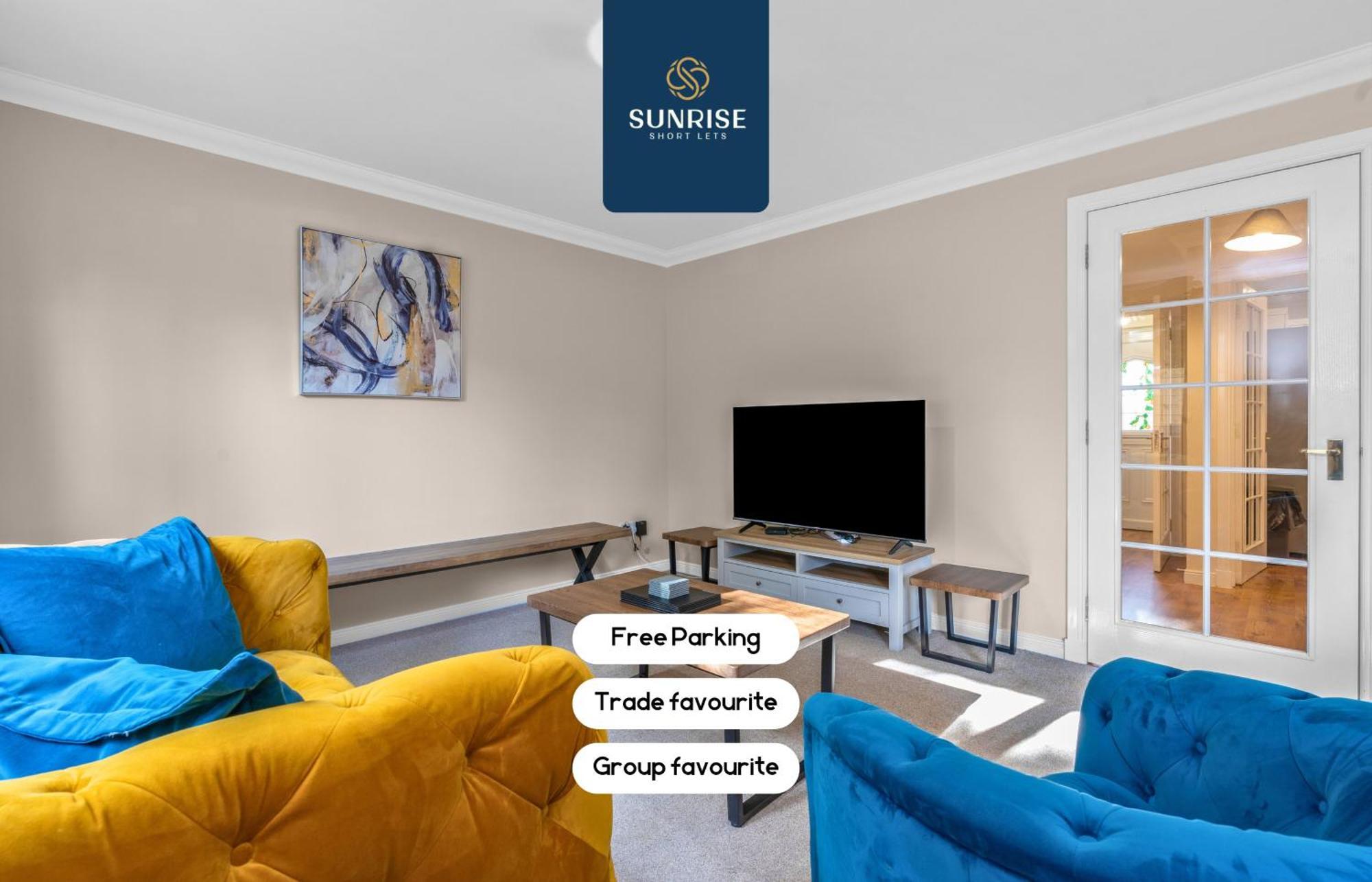 Muirton House 2 - Sleeps 8 Has 4 Twin Bedrooms With 4 Car Driveway, 2 Bathrooms, Smart Tv, Fully Equipped Kitchen, Large Dining And Living Space, Rear Garden, Free Wifi, Long Stays Welcome, Price Match Gaurantee By Sunrise Short Lets Holiday home Dundee