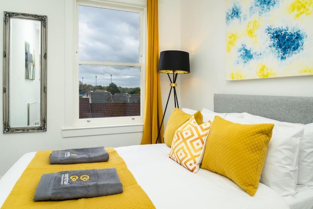 Serviced - 1 Bedroom - Walk Away To Transport Links - Family Neighbourhood - Fully Equipped - Modern - Parking - Monthly Welcome - Ideal For Exchange Students Or Contractors For Short Apartment *
