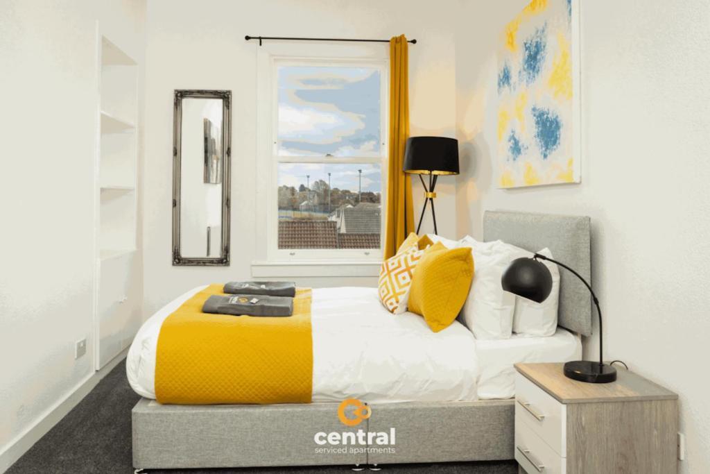 Serviced - 1 Bedroom - Walk Away To Transport Links - Family Neighbourhood - Fully Equipped - Modern - Parking - Monthly Welcome - Ideal For Exchange Students Or Contractors For Short Dundee