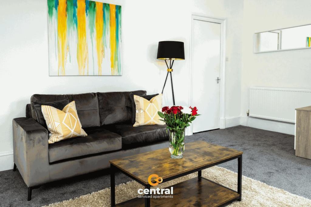 Apartment Serviced - 1 Bedroom - Walk Away To Transport Links - Family Neighbourhood - Fully Equipped - Modern - Parking - Monthly Welcome - Ideal For Exchange Students Or Contractors For Short Dundee