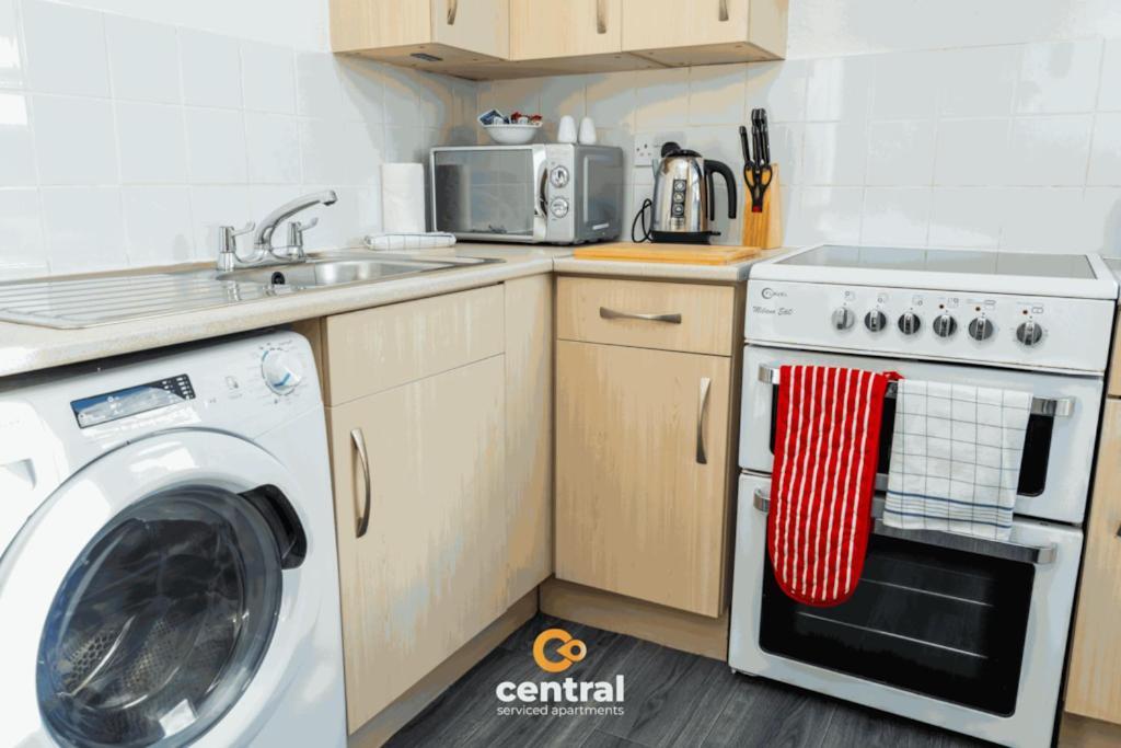 Serviced - 1 Bedroom - Walk Away To Transport Links - Family Neighbourhood - Fully Equipped - Modern - Parking - Monthly Welcome - Ideal For Exchange Students Or Contractors For Short *