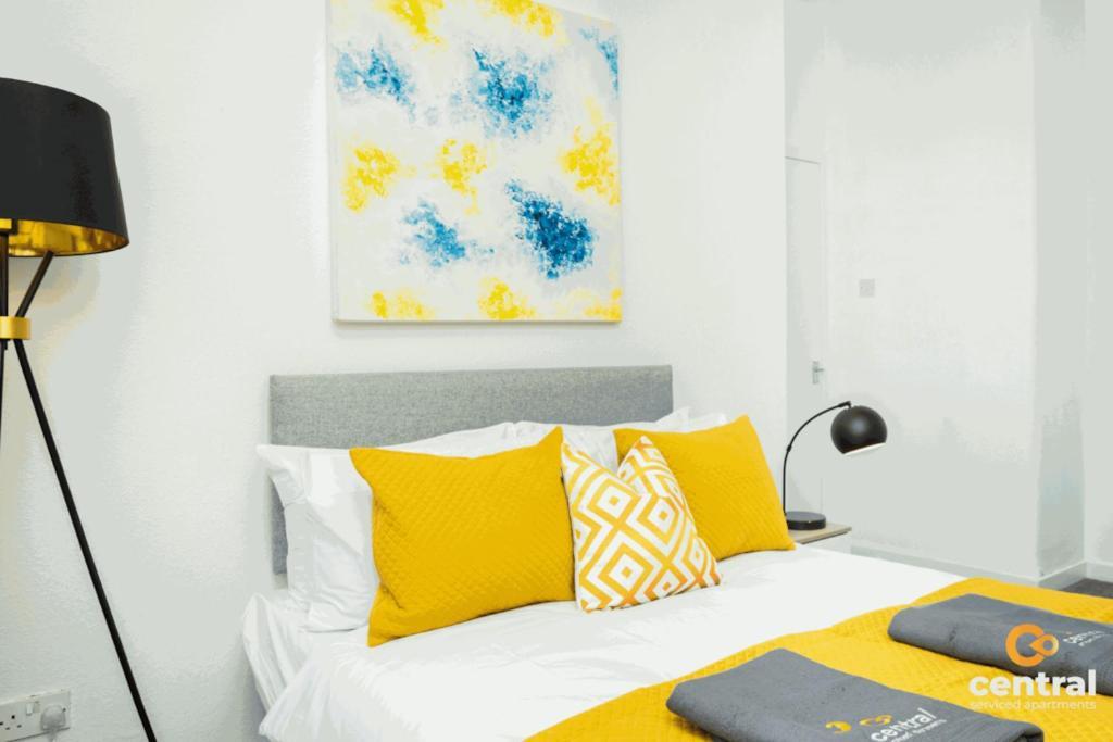 Serviced - 1 Bedroom - Walk Away To Transport Links - Family Neighbourhood - Fully Equipped - Modern - Parking - Monthly Welcome - Ideal For Exchange Students Or Contractors For Short Apartment