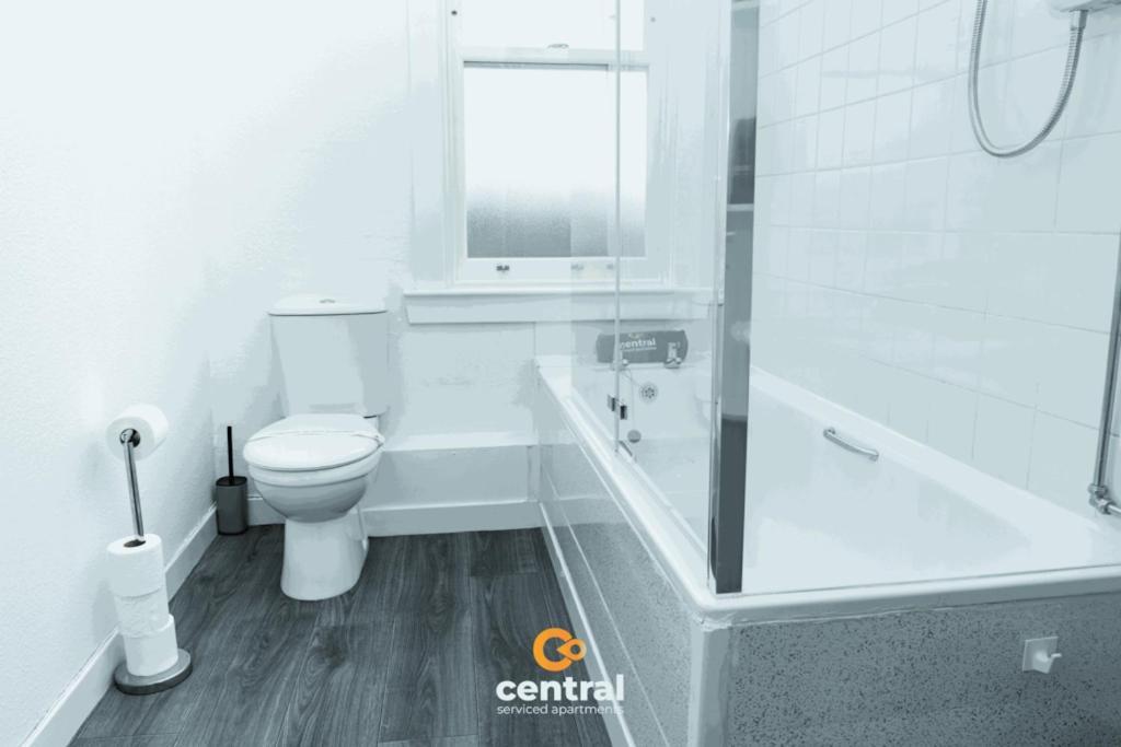 Serviced - 1 Bedroom - Walk Away To Transport Links - Family Neighbourhood - Fully Equipped - Modern - Parking - Monthly Welcome - Ideal For Exchange Students Or Contractors For Short Apartment *