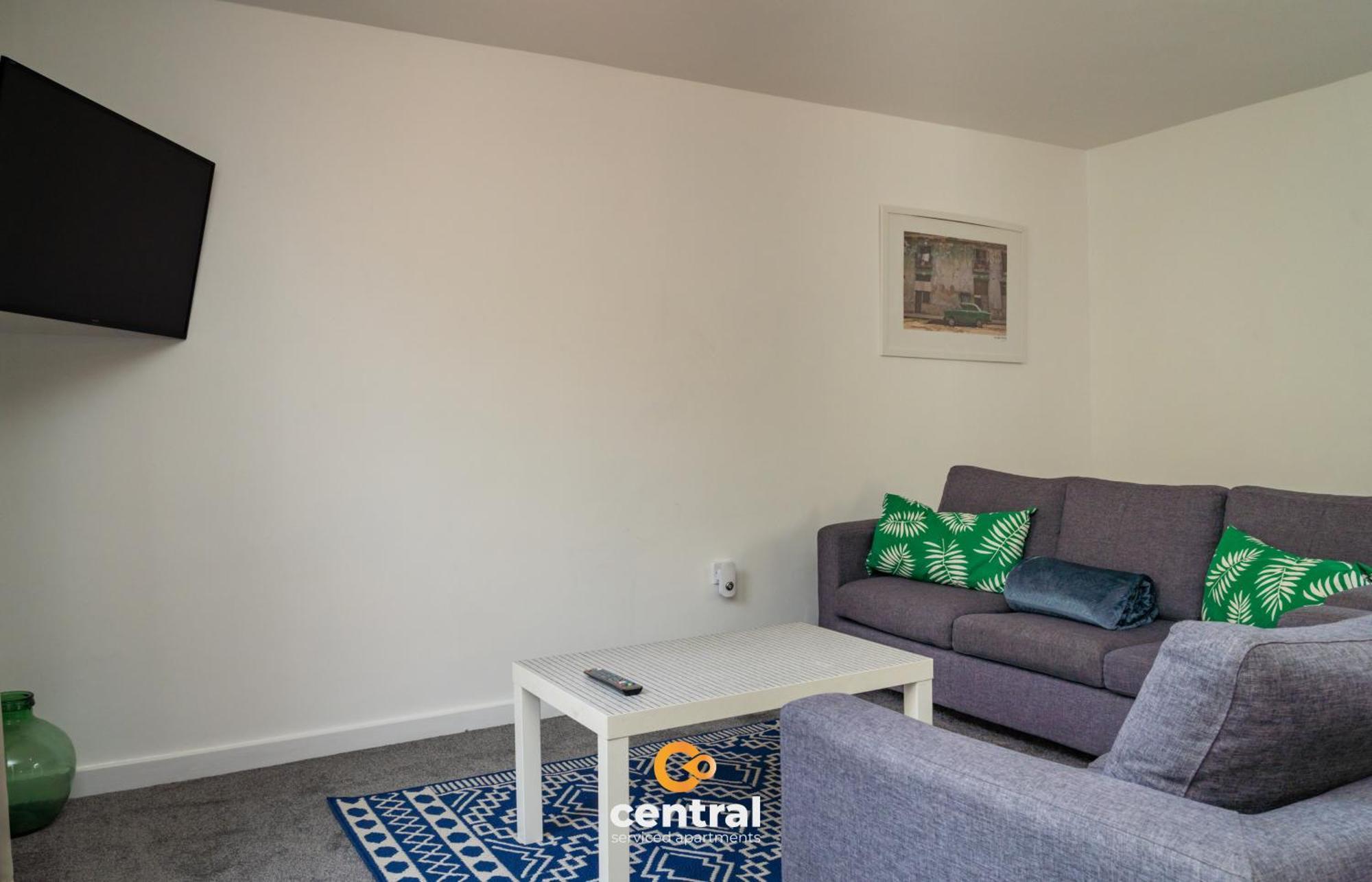 3 Bedrooms - Sleeps 4 - Superking Bed - King Bed - 2 Single Beds - Fully Equipped - Street Parking - Great Location - Contact Us For Your Short & Long Term Requirements Short Lets Dundee