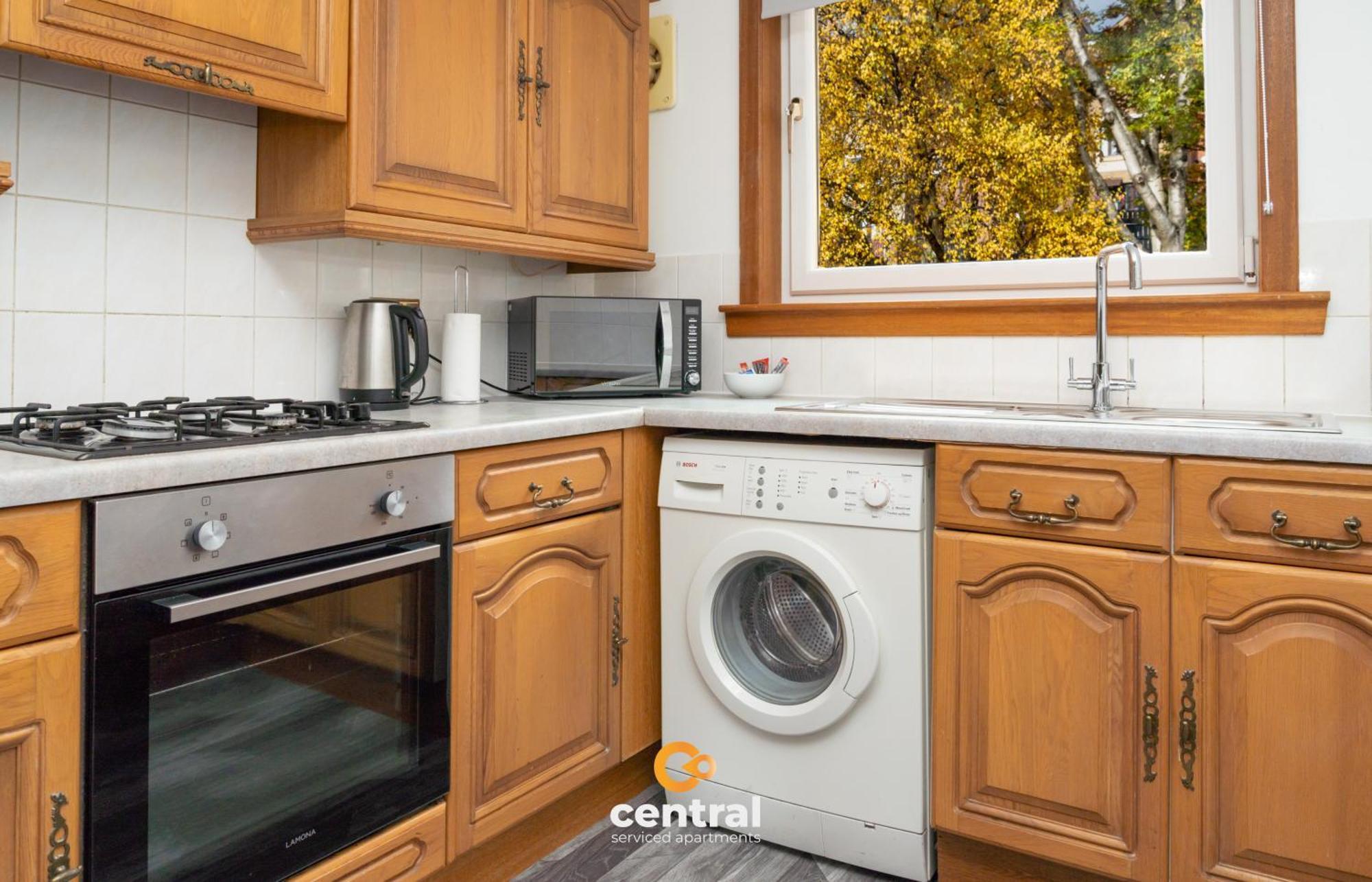 Casa de férias 3 Bedrooms - Sleeps 4 - Superking Bed - King Bed - 2 Single Beds - Fully Equipped - Street Parking - Great Location - Contact Us For Your Short & Long Term Requirements Short Lets *