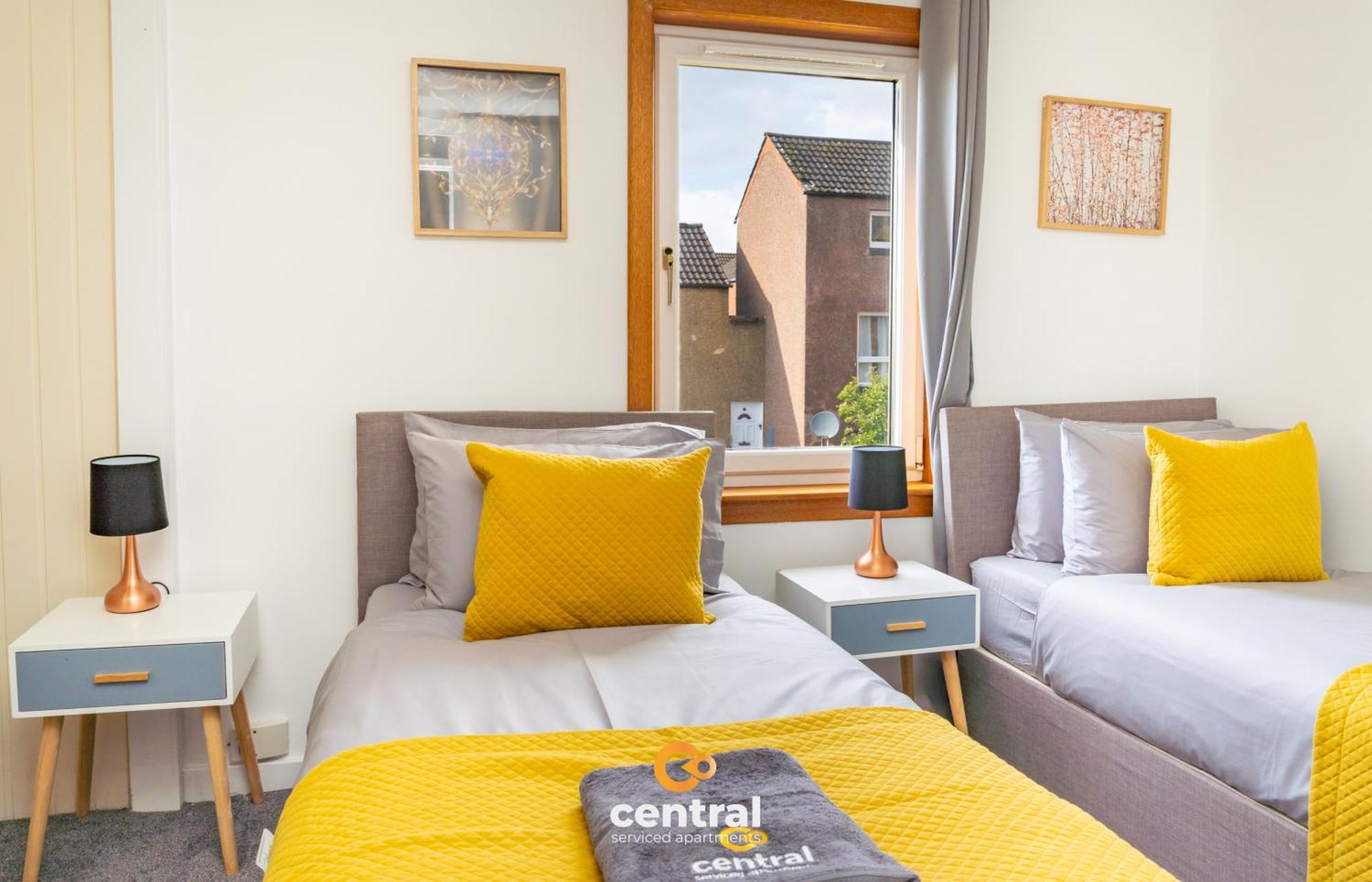 3 Bedrooms - Sleeps 4 - Superking Bed - King Bed - 2 Single Beds - Fully Equipped - Street Parking - Great Location - Contact Us For Your Short & Long Term Requirements Short Lets Dundee
