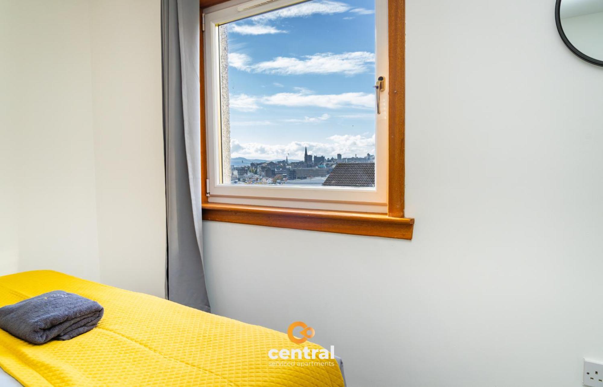 Casa de férias 3 Bedrooms - Sleeps 4 - Superking Bed - King Bed - 2 Single Beds - Fully Equipped - Street Parking - Great Location - Contact Us For Your Short & Long Term Requirements Short Lets