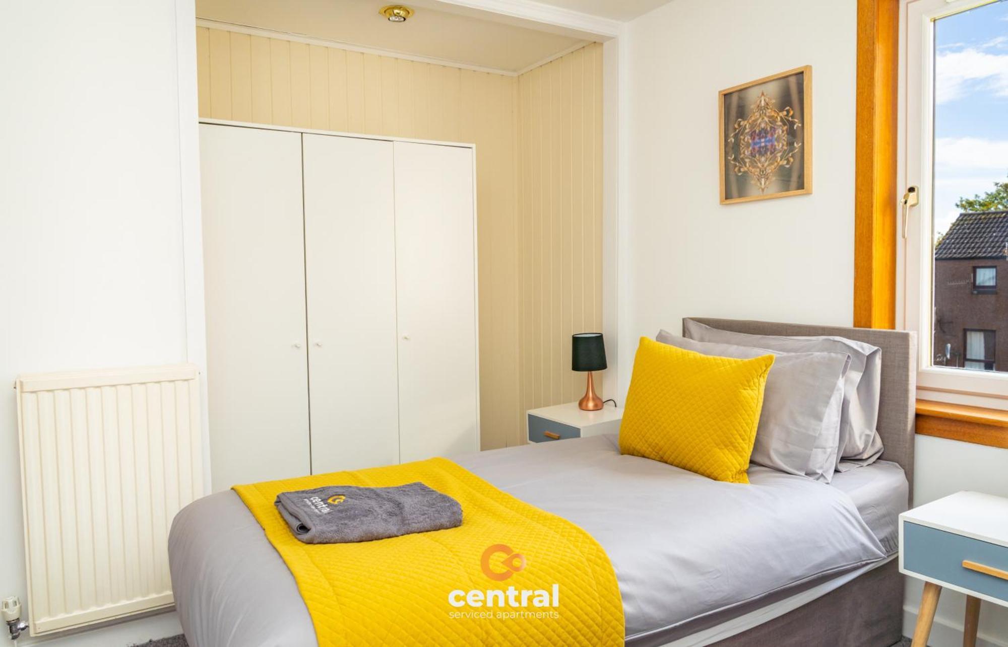 3 Bedrooms - Sleeps 4 - Superking Bed - King Bed - 2 Single Beds - Fully Equipped - Street Parking - Great Location - Contact Us For Your Short & Long Term Requirements Short Lets Casa de férias Dundee
