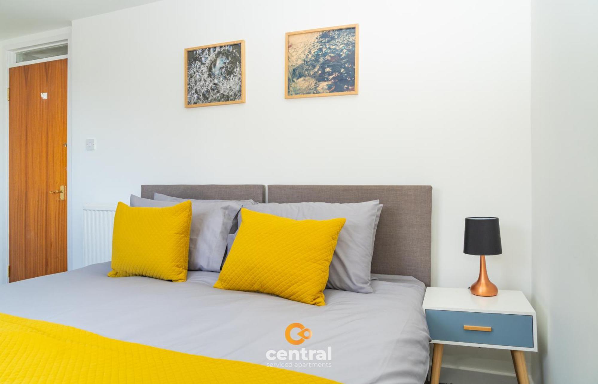 3 Bedrooms - Sleeps 4 - Superking Bed - King Bed - 2 Single Beds - Fully Equipped - Street Parking - Great Location - Contact Us For Your Short & Long Term Requirements Short Lets Dundee