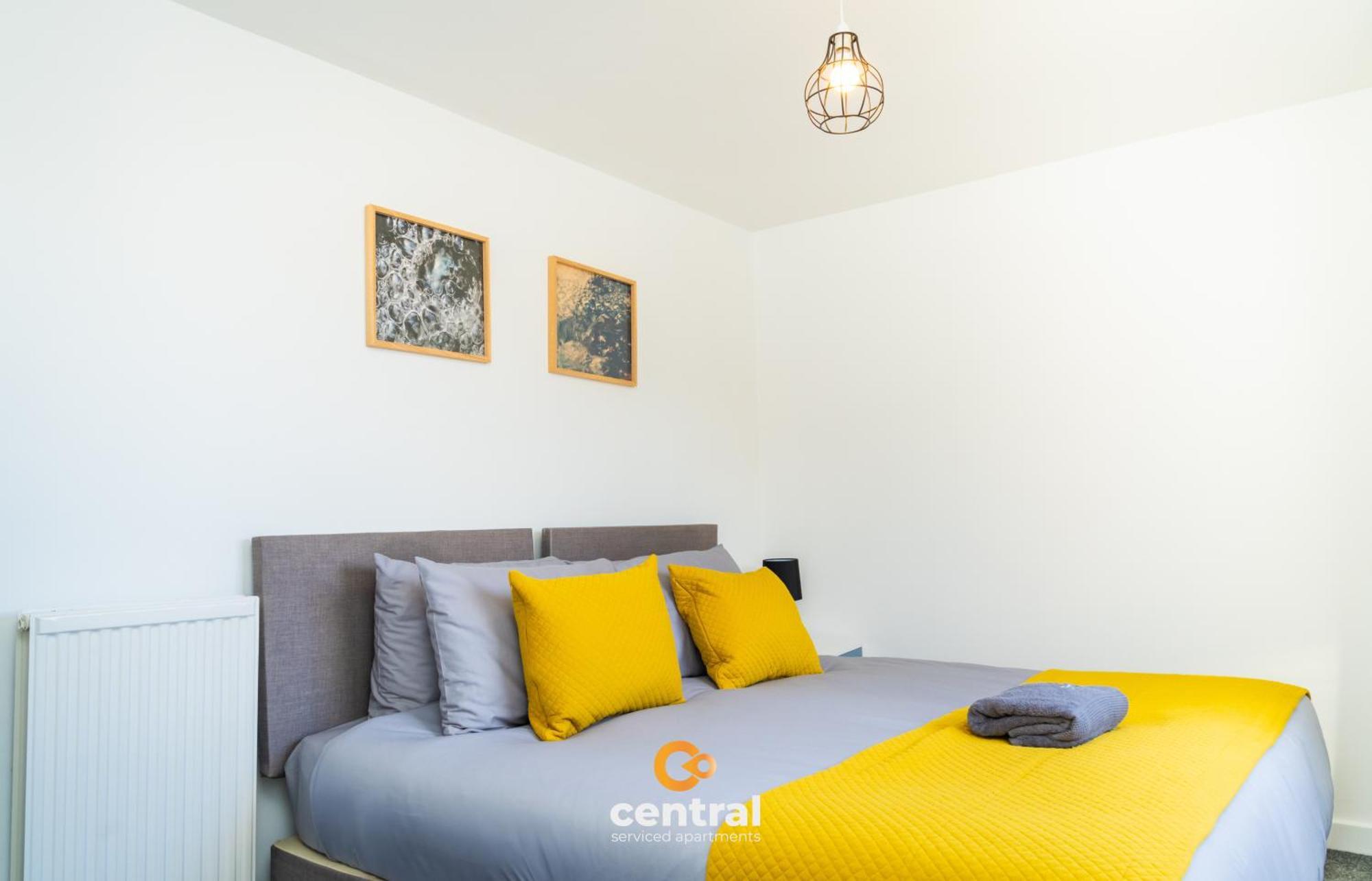 3 Bedrooms - Sleeps 4 - Superking Bed - King Bed - 2 Single Beds - Fully Equipped - Street Parking - Great Location - Contact Us For Your Short & Long Term Requirements Short Lets Casa de férias