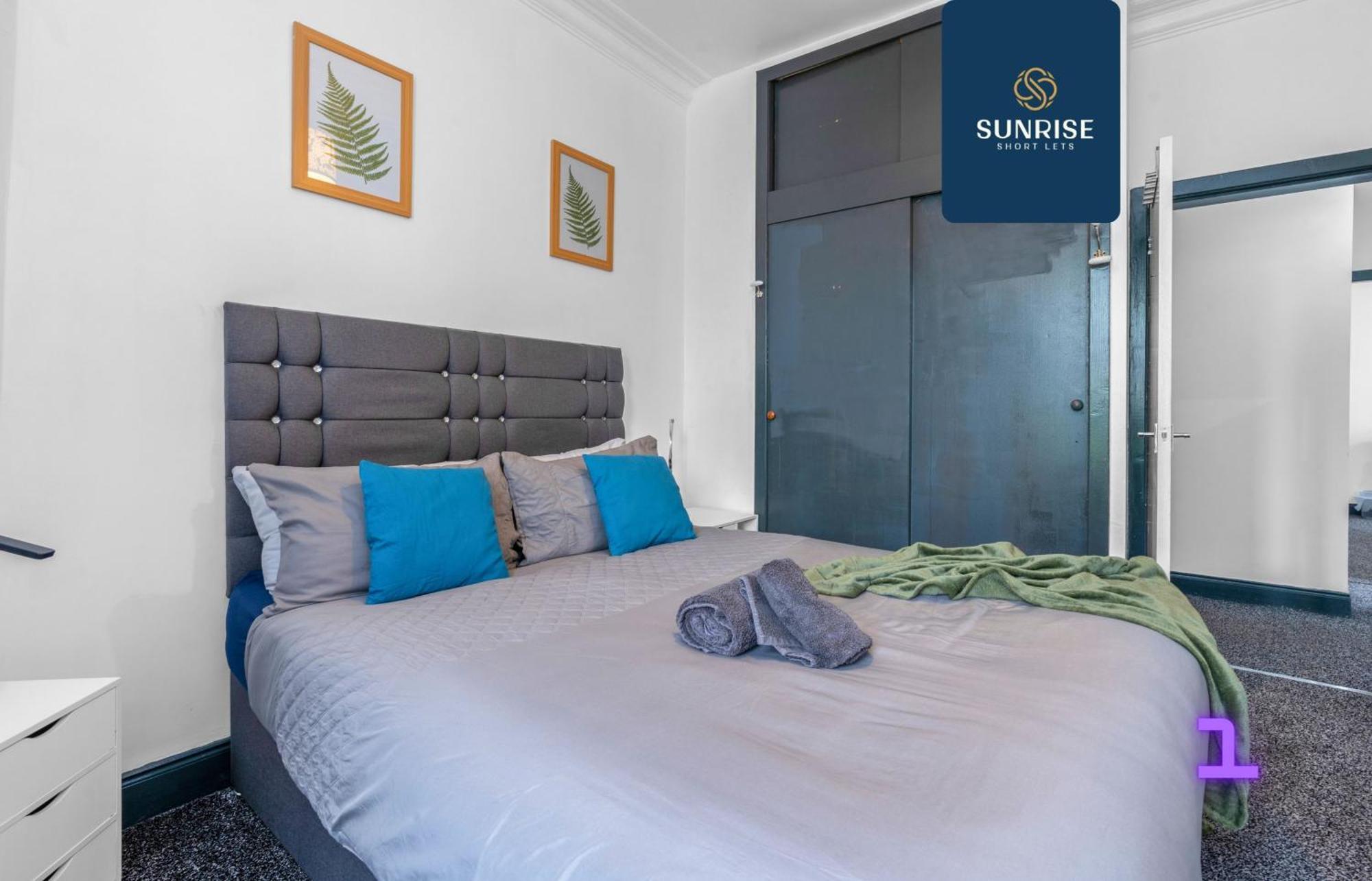 The Dens, 3 Rooms, 4 Beds, 2 Bathrooms, Fully Equipped, Wifi, Free Street Parking, 3rd Floor Apartment, Invoice And Reduced Price Only Via Sunrise Short Lets Apartment Dundee