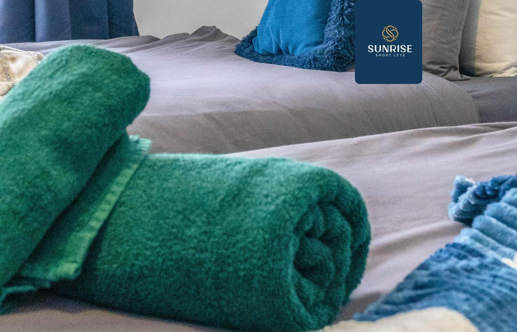 The Dens, 3 Rooms, 4 Beds, 2 Bathrooms, Fully Equipped, Wifi, Free Street Parking, 3rd Floor Apartment, Invoice And Reduced Price Only Via Sunrise Short Lets *