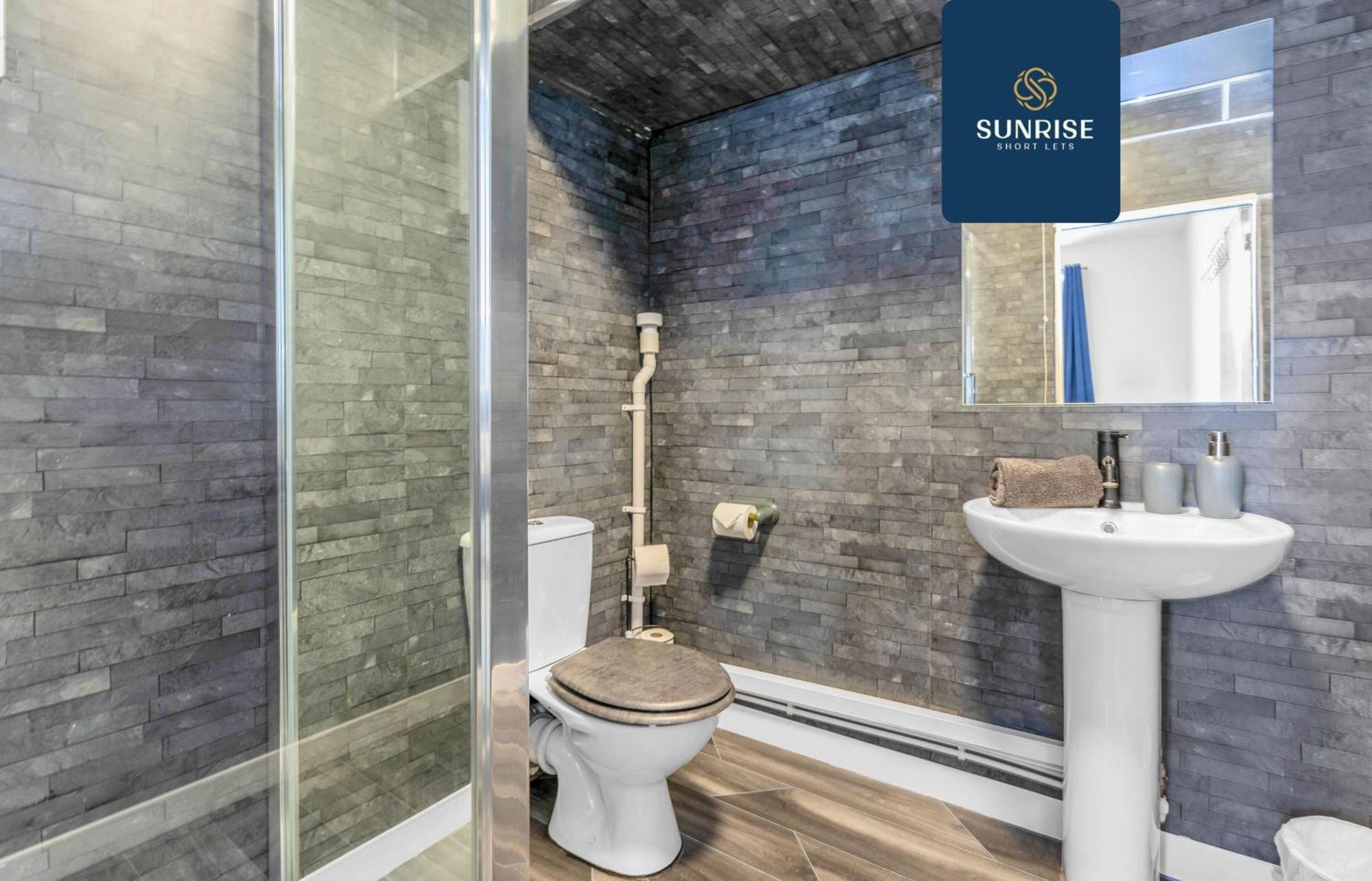The Dens, 3 Rooms, 4 Beds, 2 Bathrooms, Fully Equipped, Wifi, Free Street Parking, 3rd Floor Apartment, Invoice And Reduced Price Only Via Sunrise Short Lets Apartment *