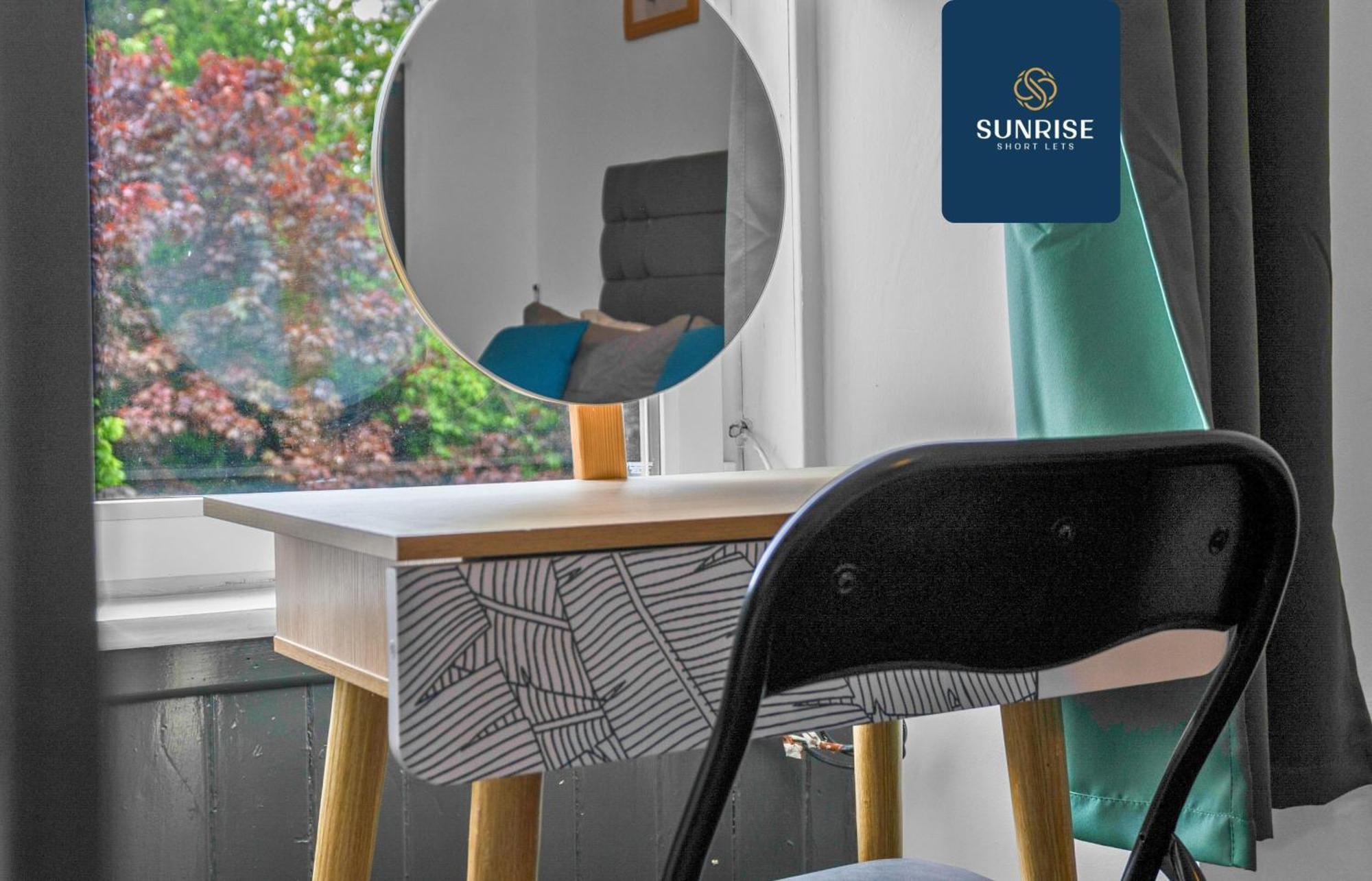 The Dens, 3 Rooms, 4 Beds, 2 Bathrooms, Fully Equipped, Wifi, Free Street Parking, 3rd Floor Apartment, Invoice And Reduced Price Only Via Sunrise Short Lets * Dundee
