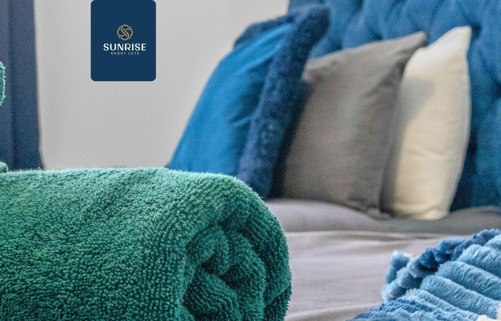 The Dens, 3 Rooms, 4 Beds, 2 Bathrooms, Fully Equipped, Wifi, Free Street Parking, 3rd Floor Apartment, Invoice And Reduced Price Only Via Sunrise Short Lets