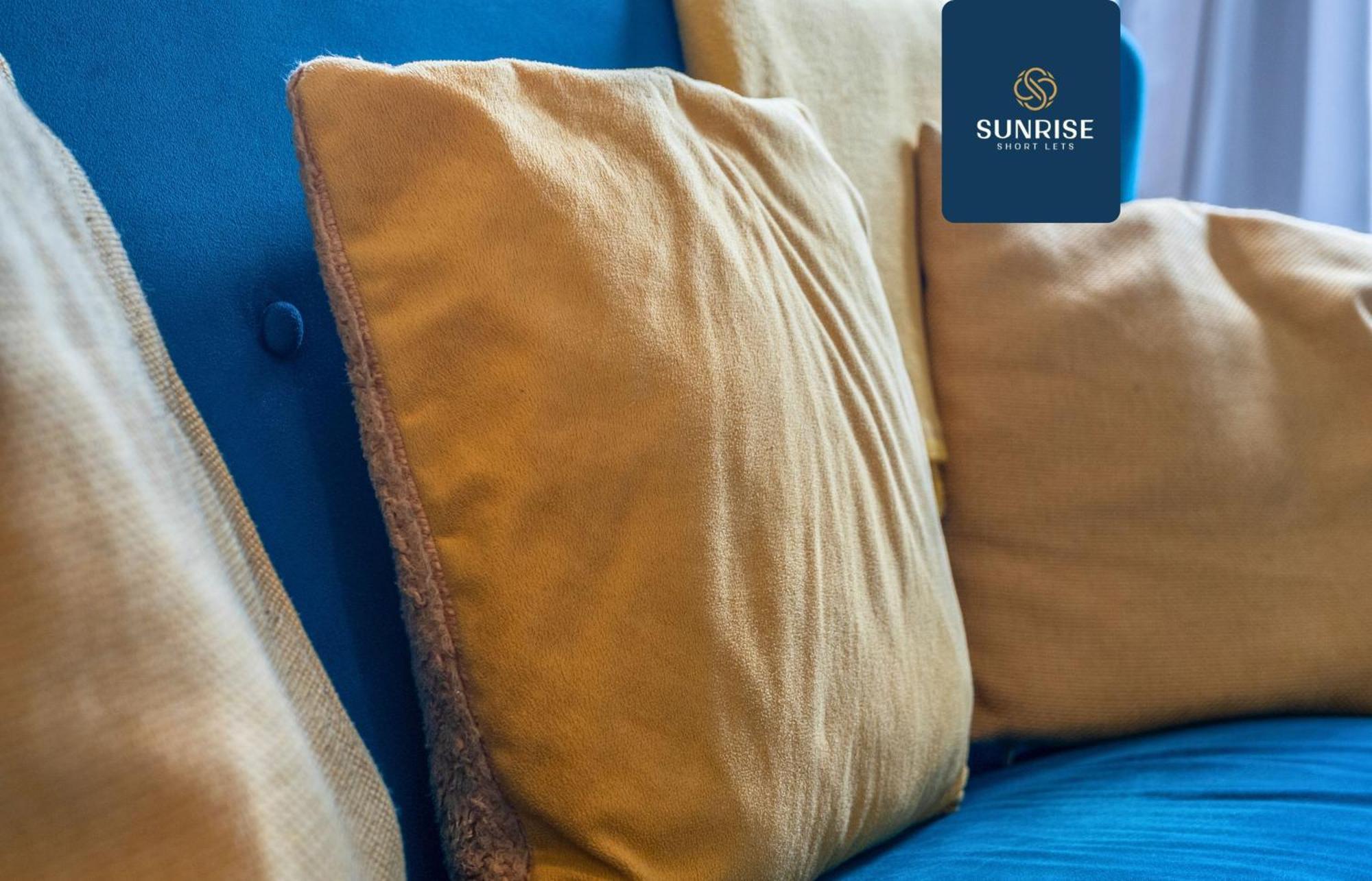 Apartment The Dens, 3 Rooms, 4 Beds, 2 Bathrooms, Fully Equipped, Wifi, Free Street Parking, 3rd Floor Apartment, Invoice And Reduced Price Only Via Sunrise Short Lets *