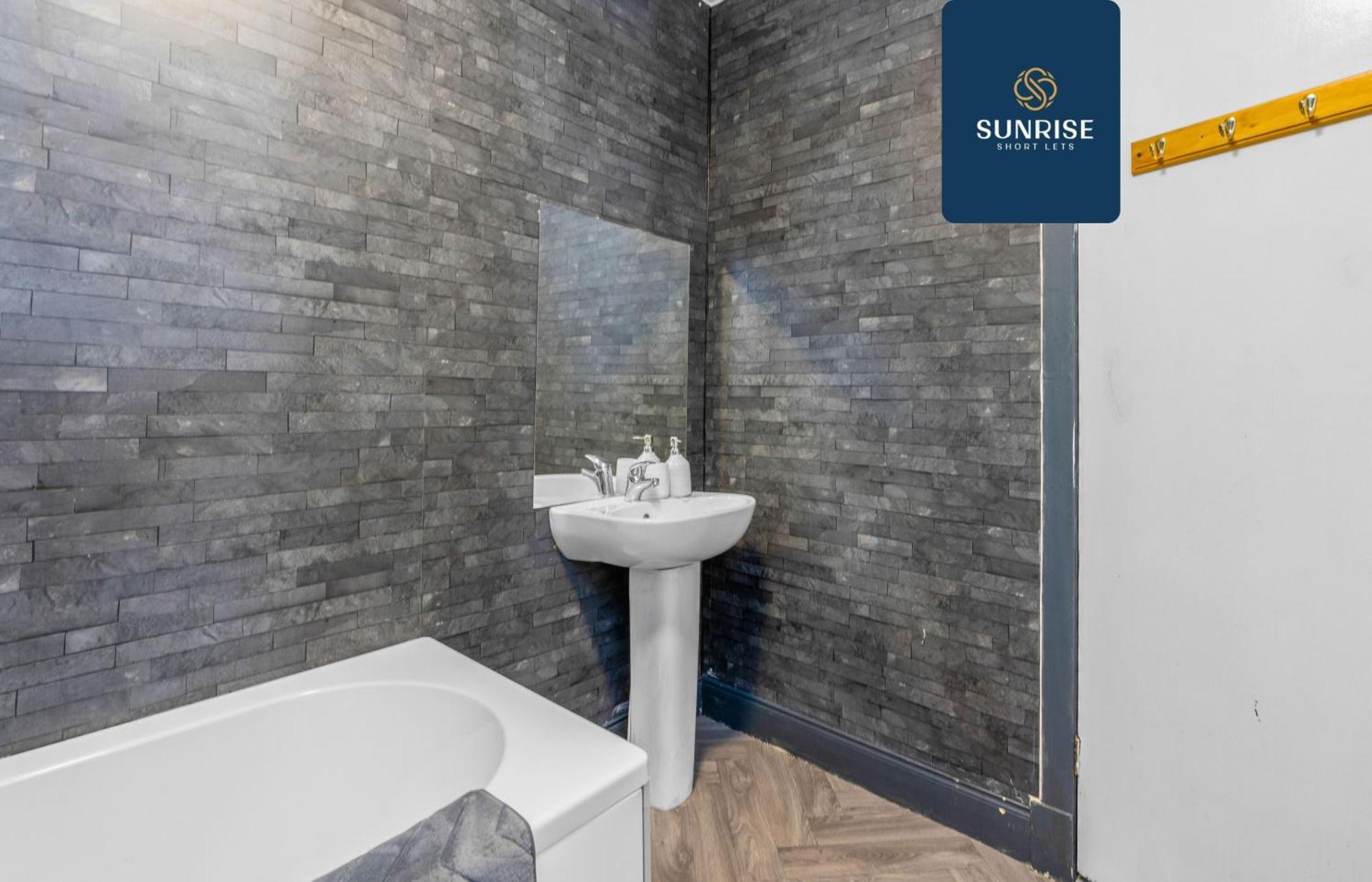 The Dens, 3 Rooms, 4 Beds, 2 Bathrooms, Fully Equipped, Wifi, Free Street Parking, 3rd Floor Apartment, Invoice And Reduced Price Only Via Sunrise Short Lets Dundee