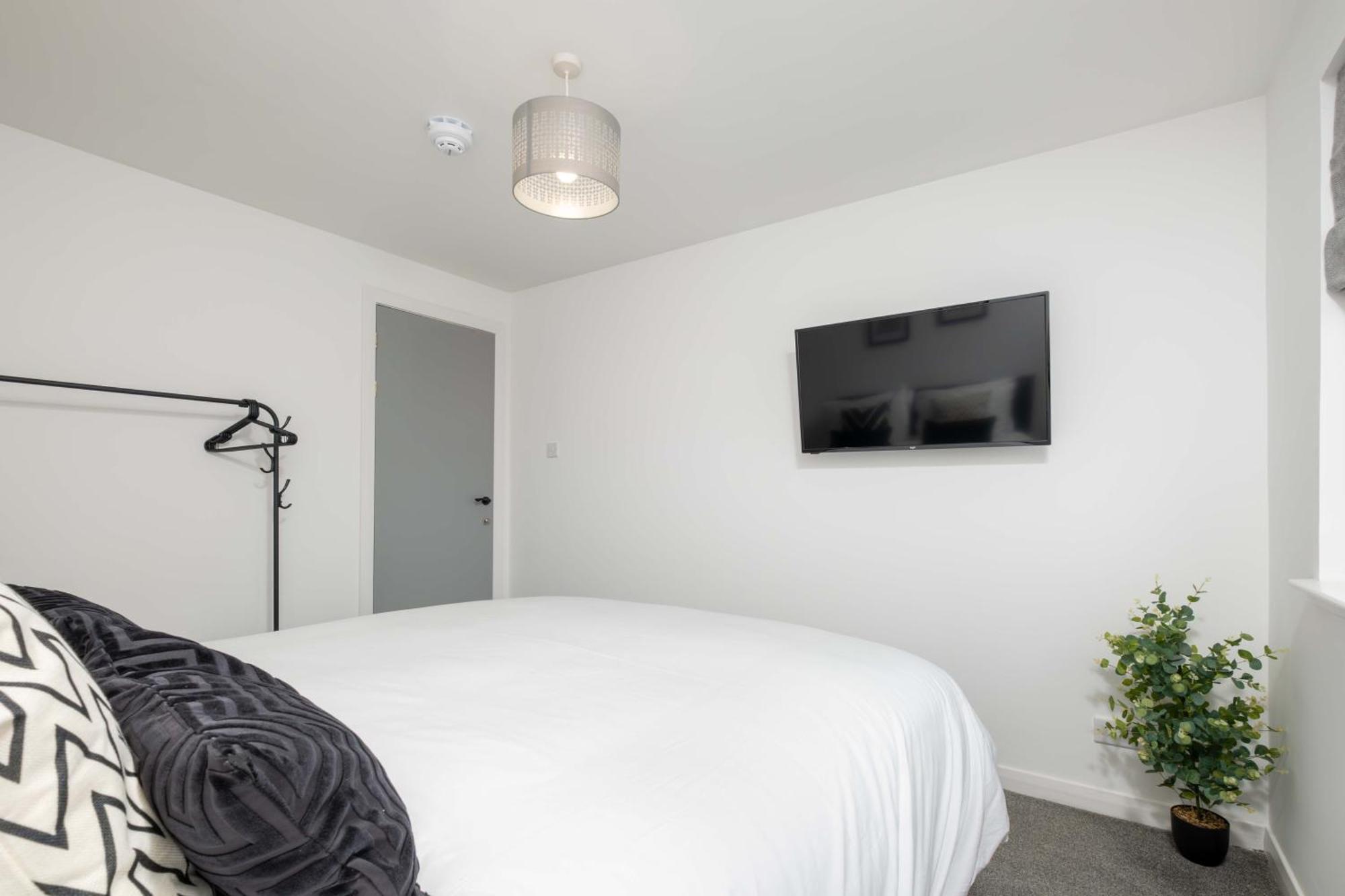 Langley House, 5 Bed, Doubles With Smart Tv, 3 Bath, 2 Lounges, Fully Equipped Kitchen, Free Parking, Perfect For Business, Trades, Golf And Relocation 5 Min To Eden And Port Projects Wifi, Smart Tv, Garden, Dishwasher *