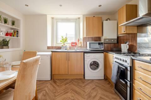 Modern And Stylish 1-bed In Centre - Perfect For Short Or Long & Contractors
