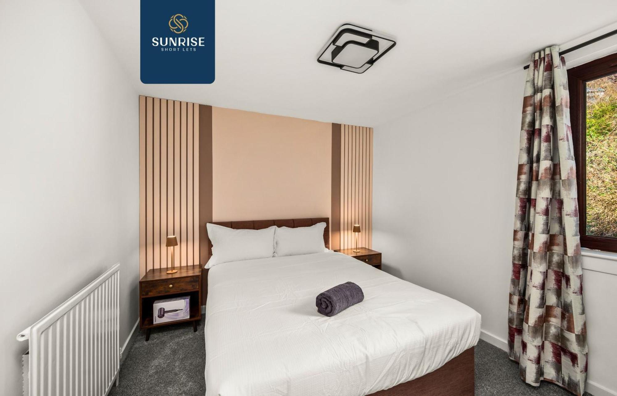 Baffin Townhouse - 3 Bedrooms With 4 Beds, Newly Refurbished, Fully Equipped, Free Parking, Amazing Views - Long Stays Available, Invoice And Reduced Price Only Via Sunrise Short Lets Dundee Holiday home