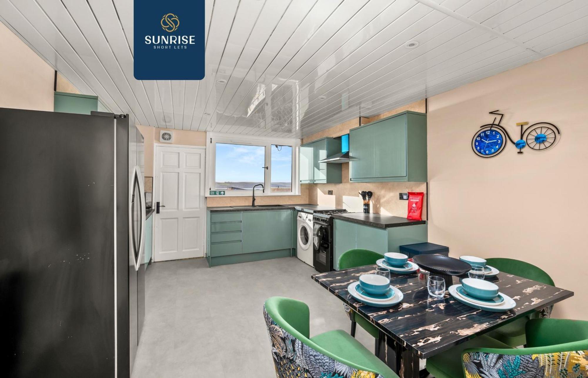 Baffin Townhouse - 3 Bedrooms With 4 Beds, Newly Refurbished, Fully Equipped, Free Parking, Amazing Views - Long Stays Available, Invoice And Reduced Price Only Via Sunrise Short Lets Dundee Dundee