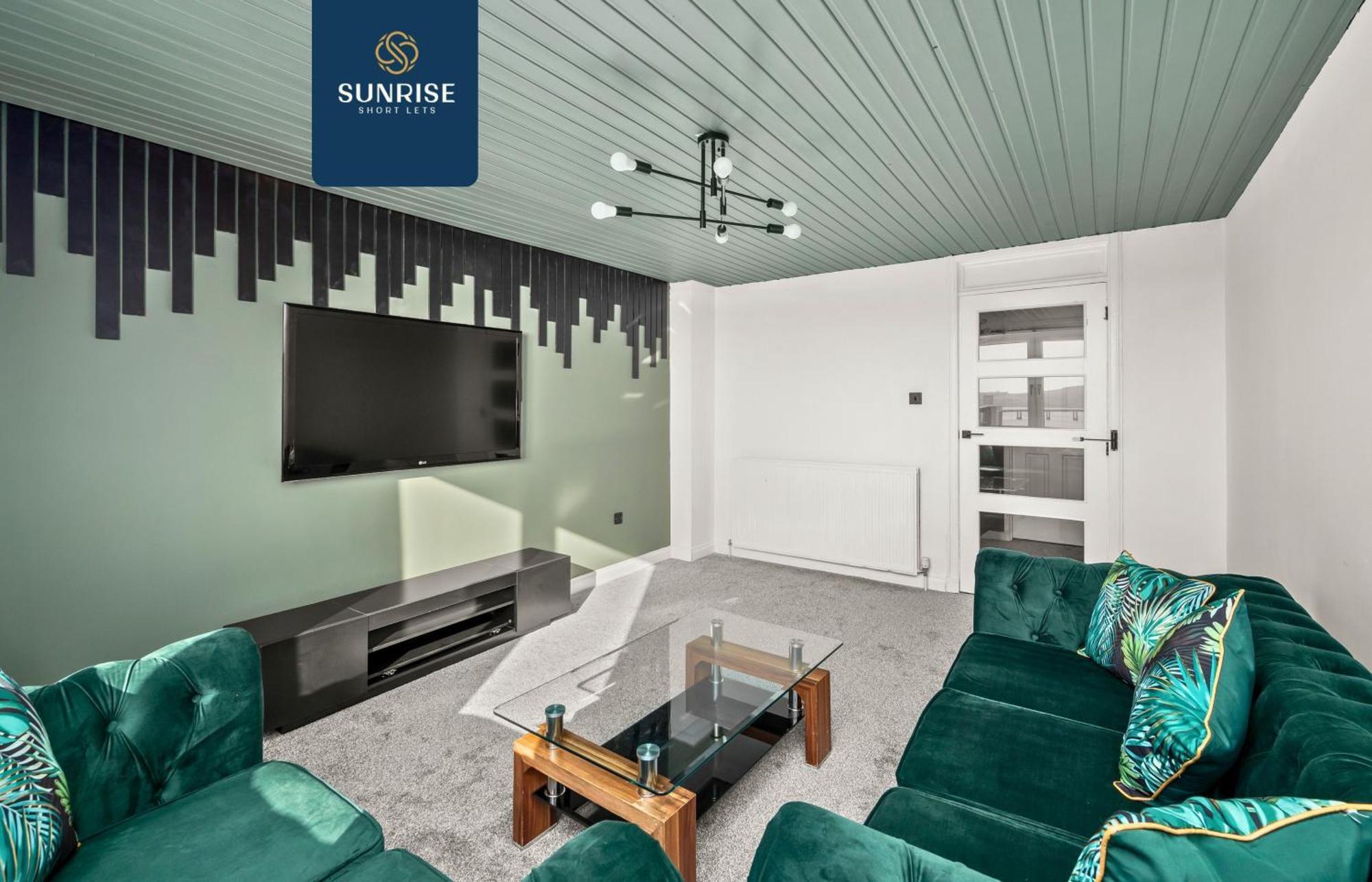 Baffin Townhouse - 3 Bedrooms With 4 Beds, Newly Refurbished, Fully Equipped, Free Parking, Amazing Views - Long Stays Available, Invoice And Reduced Price Only Via Sunrise Short Lets Dundee *
