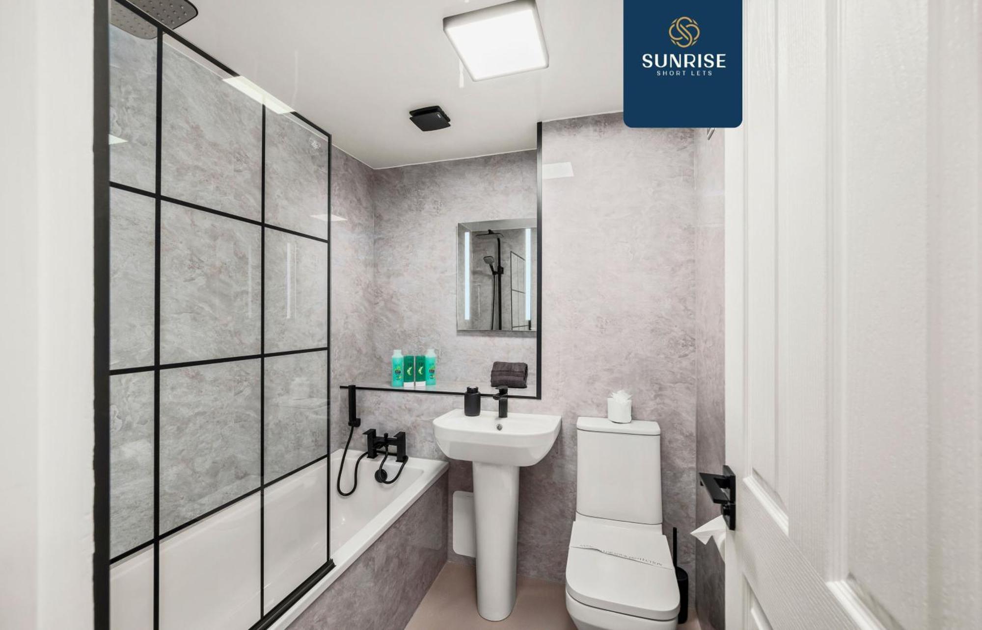 Baffin Townhouse - 3 Bedrooms With 4 Beds, Newly Refurbished, Fully Equipped, Free Parking, Amazing Views - Long Stays Available, Invoice And Reduced Price Only Via Sunrise Short Lets Dundee