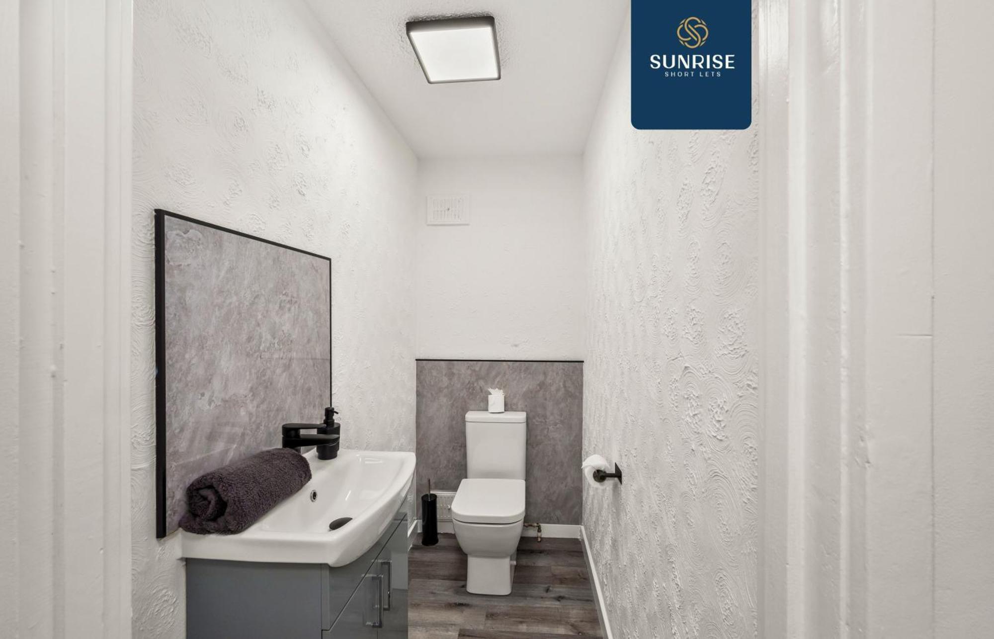 Baffin Townhouse - 3 Bedrooms With 4 Beds, Newly Refurbished, Fully Equipped, Free Parking, Amazing Views - Long Stays Available, Invoice And Reduced Price Only Via Sunrise Short Lets Dundee Holiday home Dundee