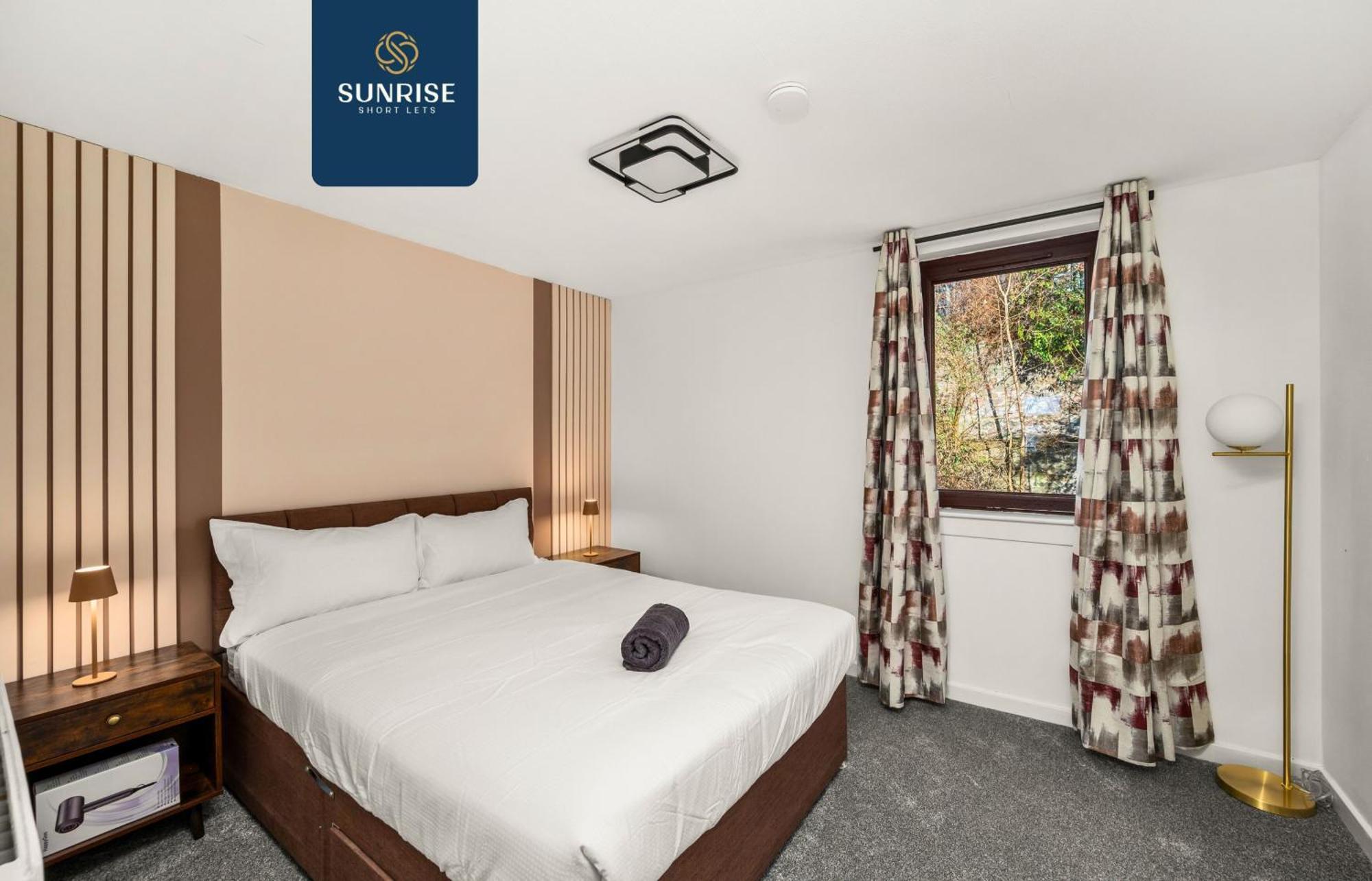 Baffin Townhouse - 3 Bedrooms With 4 Beds, Newly Refurbished, Fully Equipped, Free Parking, Amazing Views - Long Stays Available, Invoice And Reduced Price Only Via Sunrise Short Lets Dundee * Dundee