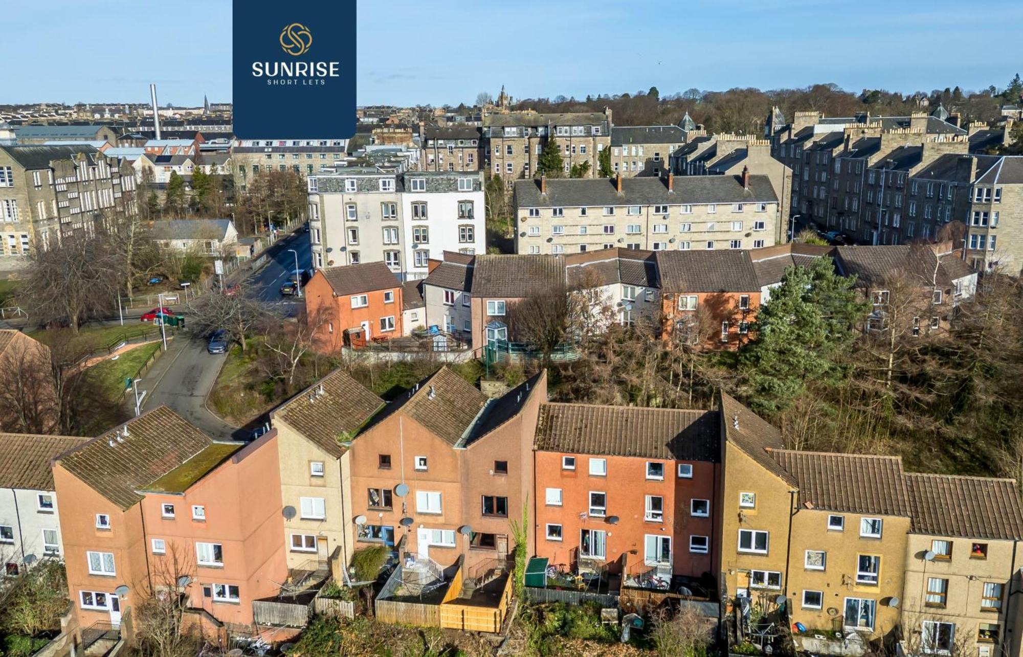 Holiday home Baffin Townhouse - 3 Bedrooms With 4 Beds, Newly Refurbished, Fully Equipped, Free Parking, Amazing Views - Long Stays Available, Invoice And Reduced Price Only Via Sunrise Short Lets Dundee