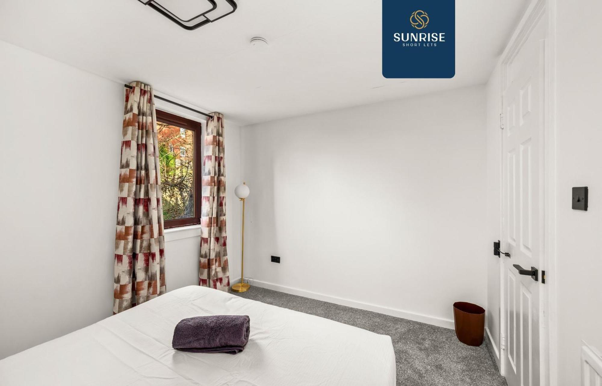 Baffin Townhouse - 3 Bedrooms With 4 Beds, Newly Refurbished, Fully Equipped, Free Parking, Amazing Views - Long Stays Available, Invoice And Reduced Price Only Via Sunrise Short Lets Dundee * Dundee