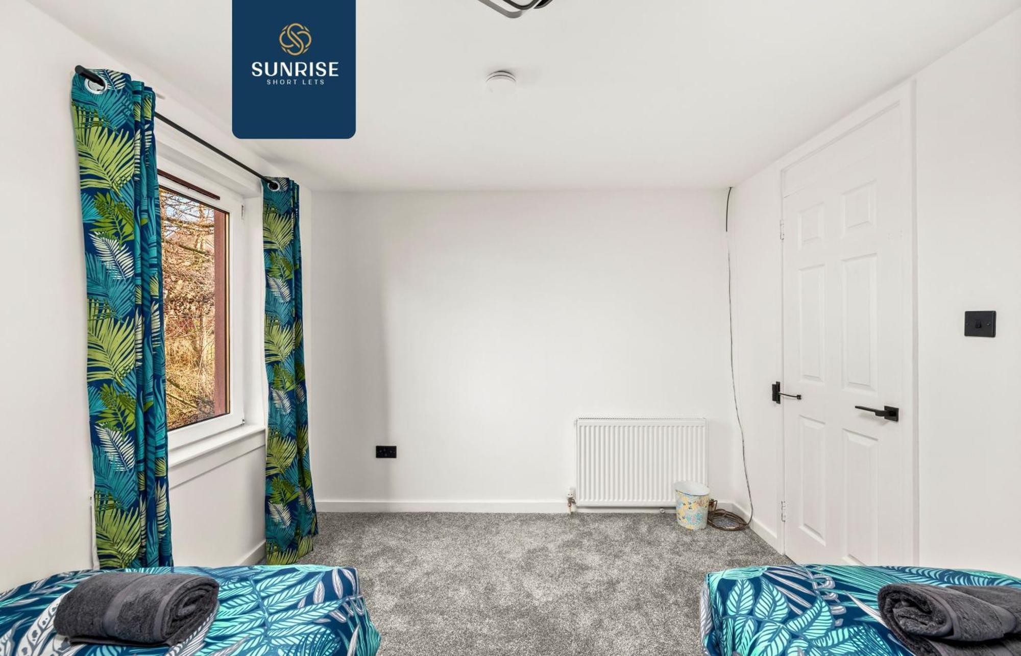 Baffin Townhouse - 3 Bedrooms With 4 Beds, Newly Refurbished, Fully Equipped, Free Parking, Amazing Views - Long Stays Available, Invoice And Reduced Price Only Via Sunrise Short Lets Dundee