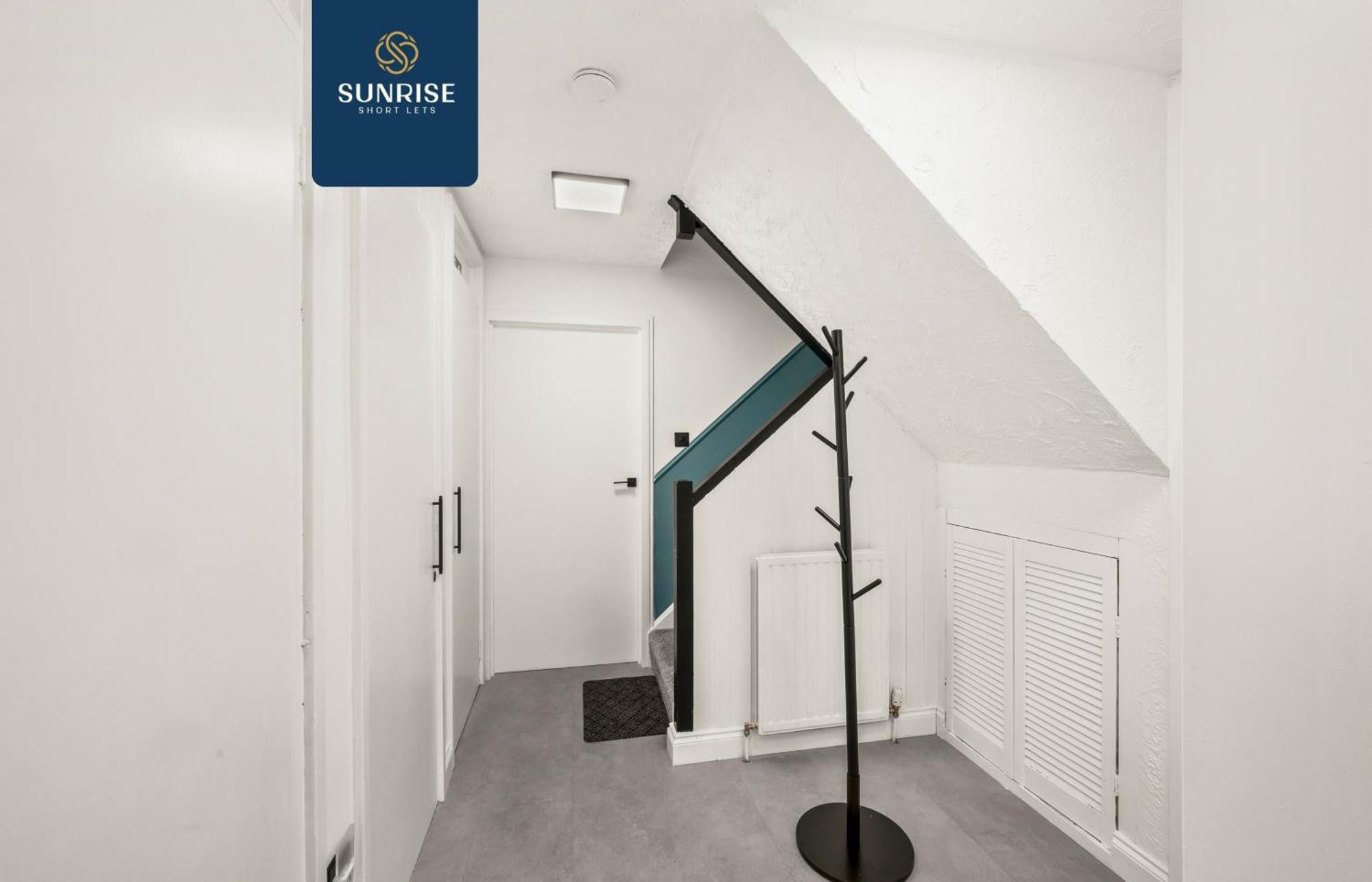 Holiday home Baffin Townhouse - 3 Bedrooms With 4 Beds, Newly Refurbished, Fully Equipped, Free Parking, Amazing Views - Long Stays Available, Invoice And Reduced Price Only Via Sunrise Short Lets Dundee Dundee