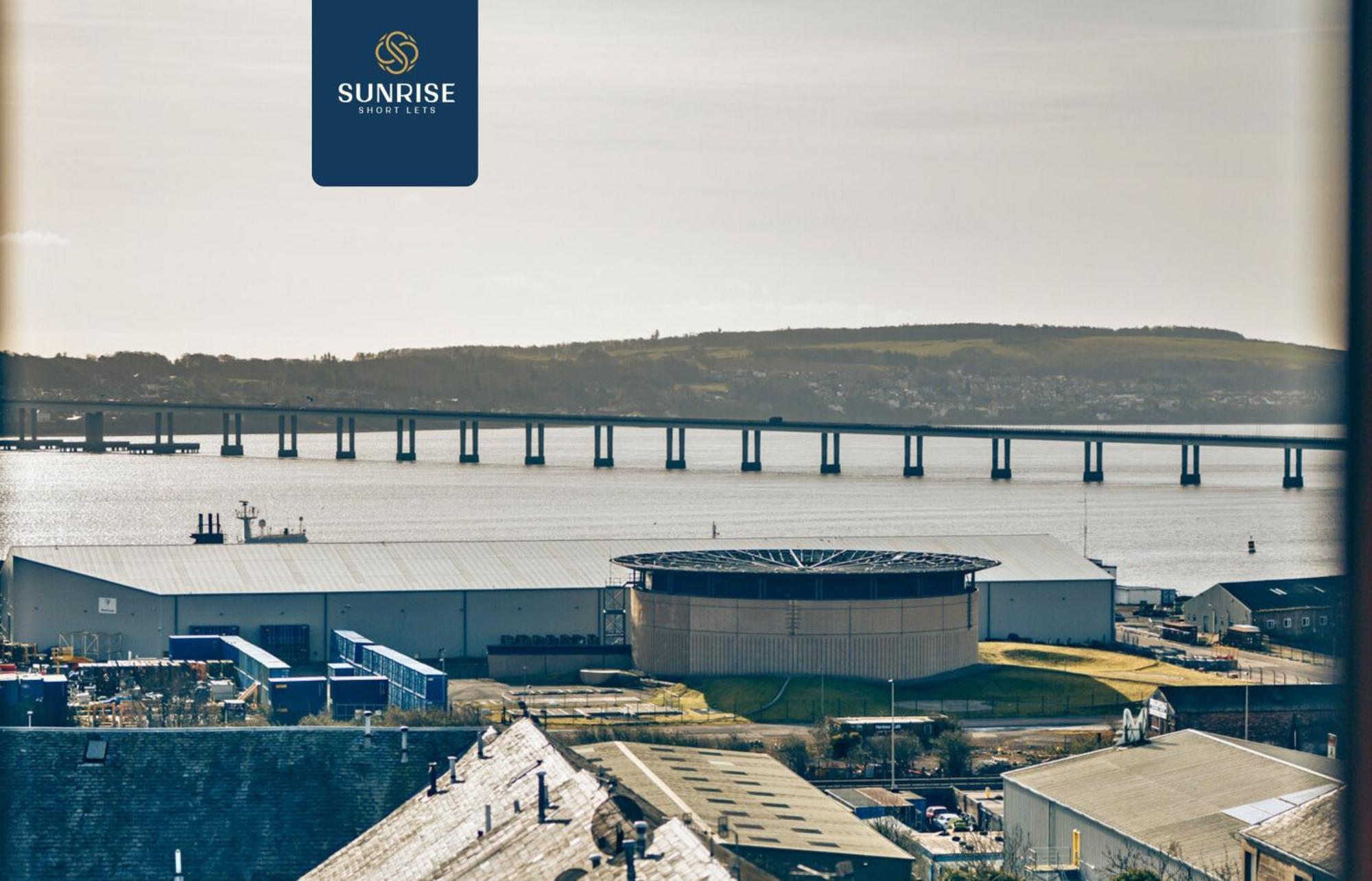 Baffin Townhouse - 3 Bedrooms With 4 Beds, Newly Refurbished, Fully Equipped, Free Parking, Amazing Views - Long Stays Available, Invoice And Reduced Price Only Via Sunrise Short Lets Dundee Holiday home