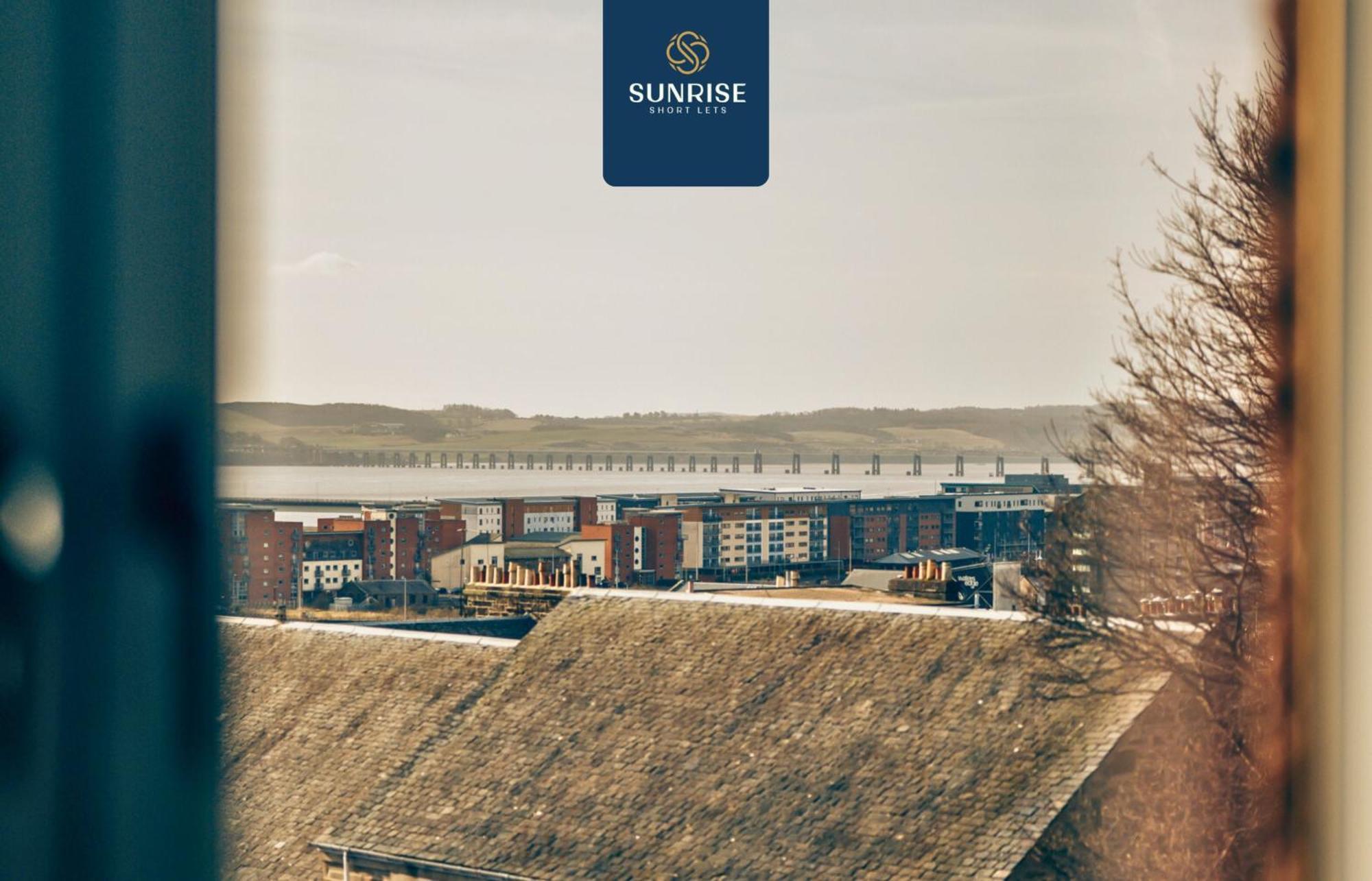 Baffin Townhouse - 3 Bedrooms With 4 Beds, Newly Refurbished, Fully Equipped, Free Parking, Amazing Views - Long Stays Available, Invoice And Reduced Price Only Via Sunrise Short Lets Dundee Holiday home