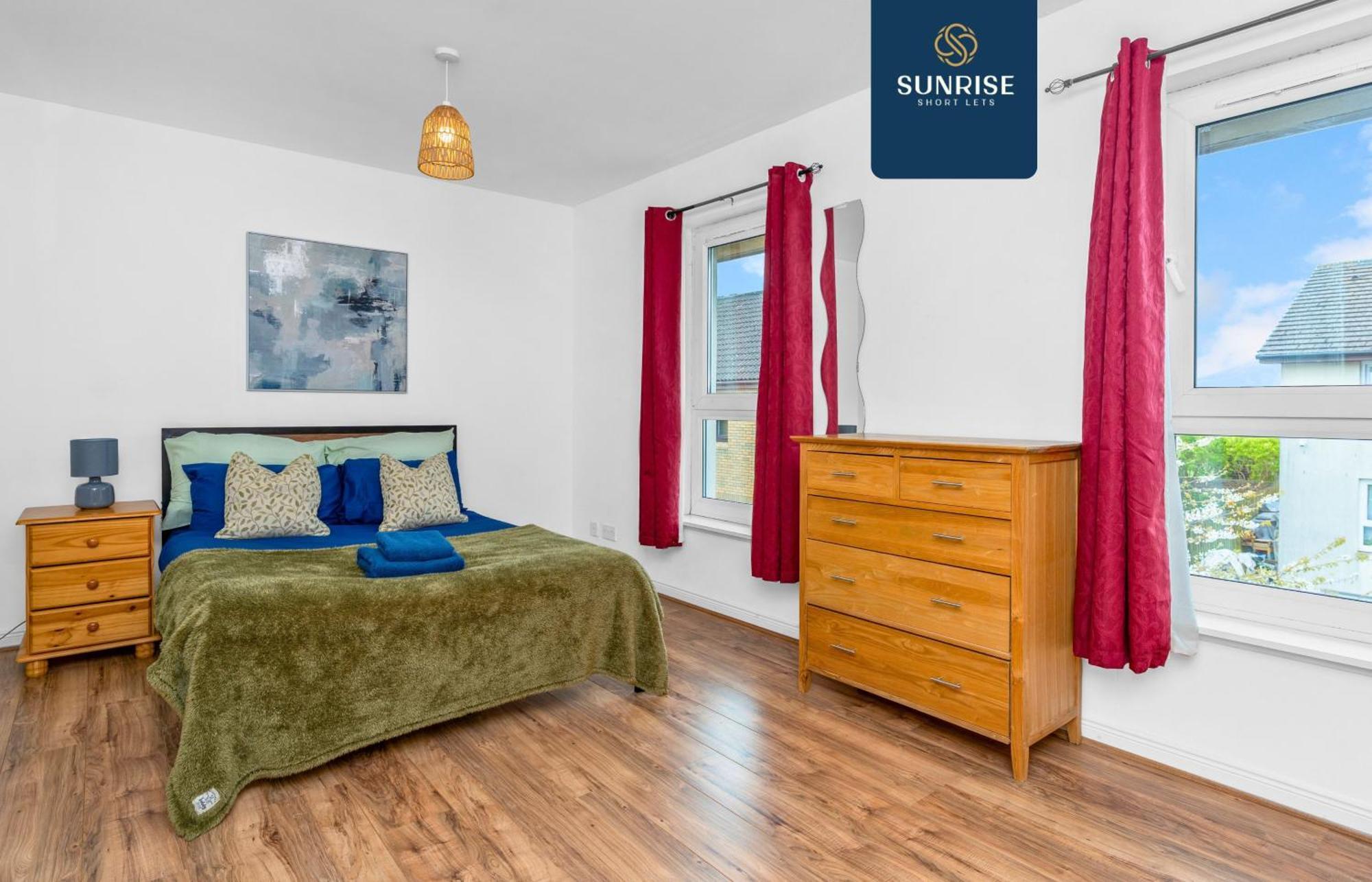 Friary Townhouse - 5 Double Bedrooms, 4 Bathrooms, Gym, Games, Garden, Fully Equipped, Free Parking, Location, Contractors And Trades People Favourite, Invoice And Reduced Price Only Via Sunrise Short Lets * Dundee