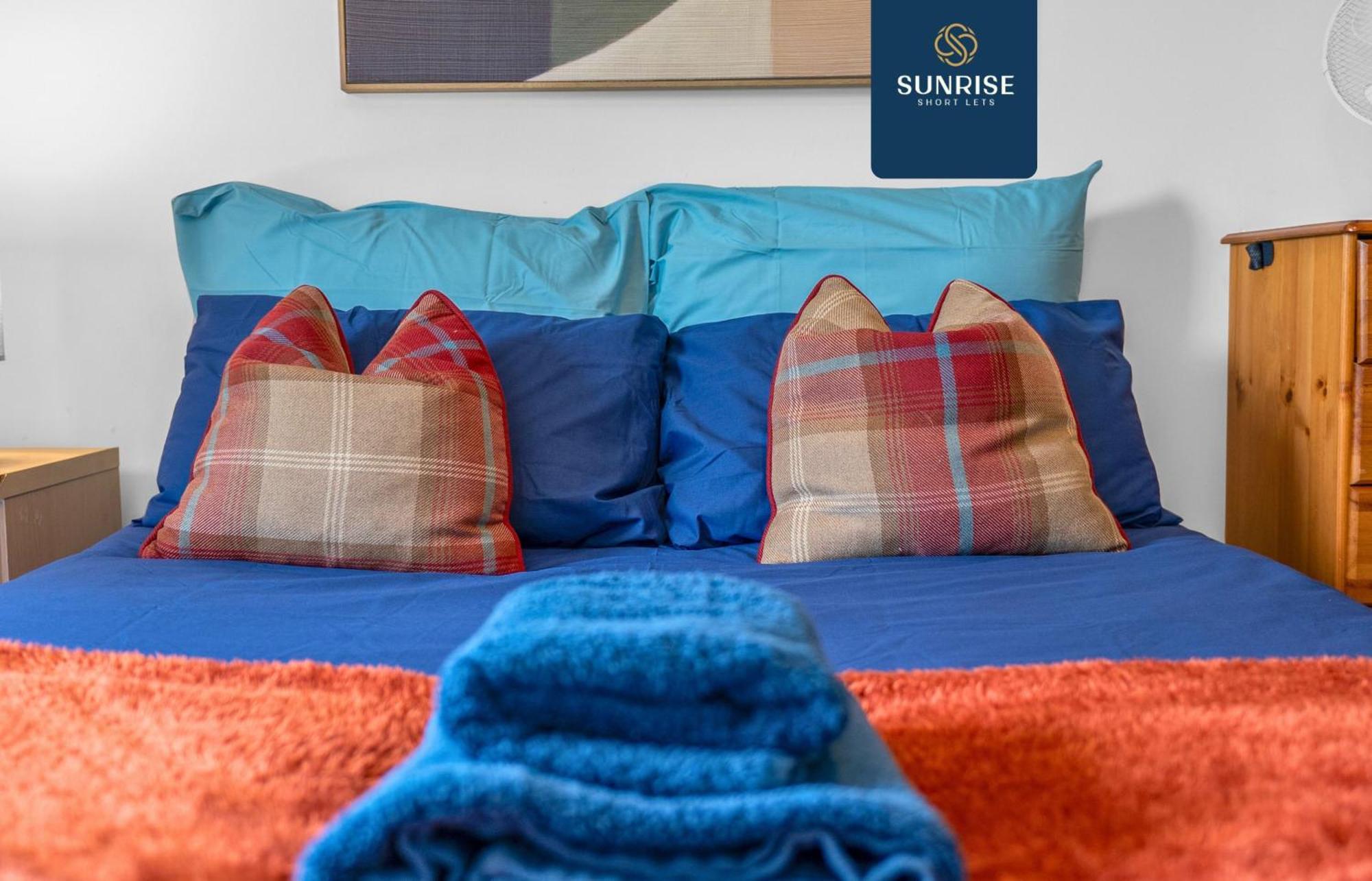Friary Townhouse - 5 Double Bedrooms, 4 Bathrooms, Gym, Games, Garden, Fully Equipped, Free Parking, Location, Contractors And Trades People Favourite, Invoice And Reduced Price Only Via Sunrise Short Lets