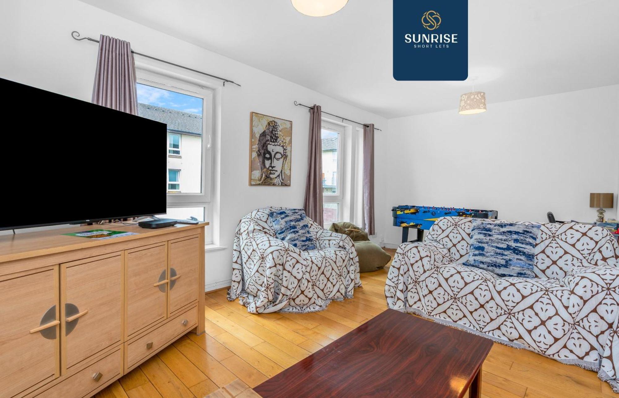 Friary Townhouse - 5 Double Bedrooms, 4 Bathrooms, Gym, Games, Garden, Fully Equipped, Free Parking, Location, Contractors And Trades People Favourite, Invoice And Reduced Price Only Via Sunrise Short Lets * Dundee