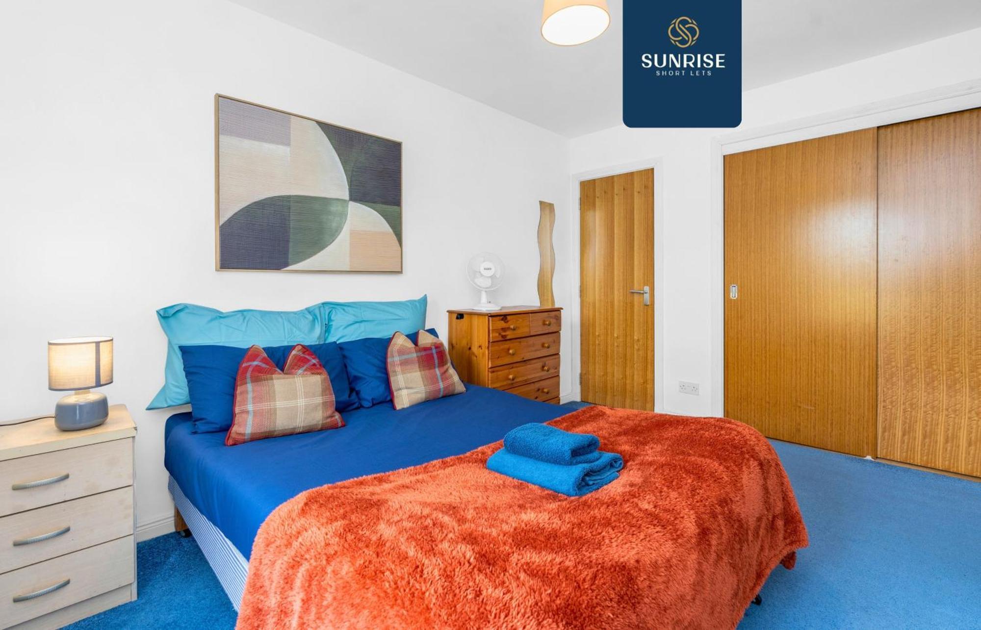 Friary Townhouse - 5 Double Bedrooms, 4 Bathrooms, Gym, Games, Garden, Fully Equipped, Free Parking, Location, Contractors And Trades People Favourite, Invoice And Reduced Price Only Via Sunrise Short Lets Villa Dundee
