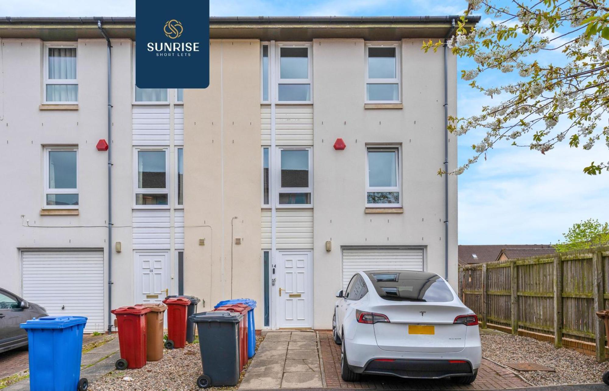 Friary Townhouse - 5 Double Bedrooms, 4 Bathrooms, Gym, Games, Garden, Fully Equipped, Free Parking, Location, Contractors And Trades People Favourite, Invoice And Reduced Price Only Via Sunrise Short Lets Dundee