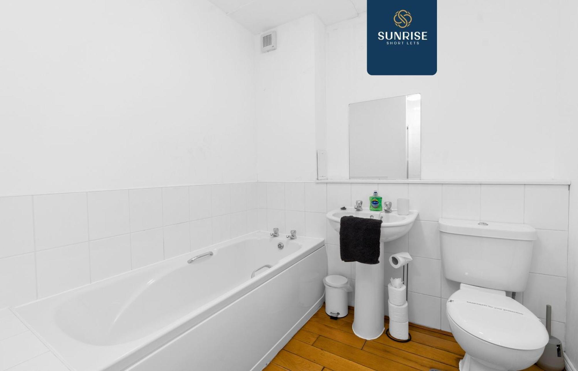 Friary Townhouse - 5 Double Bedrooms, 4 Bathrooms, Gym, Games, Garden, Fully Equipped, Free Parking, Location, Contractors And Trades People Favourite, Invoice And Reduced Price Only Via Sunrise Short Lets