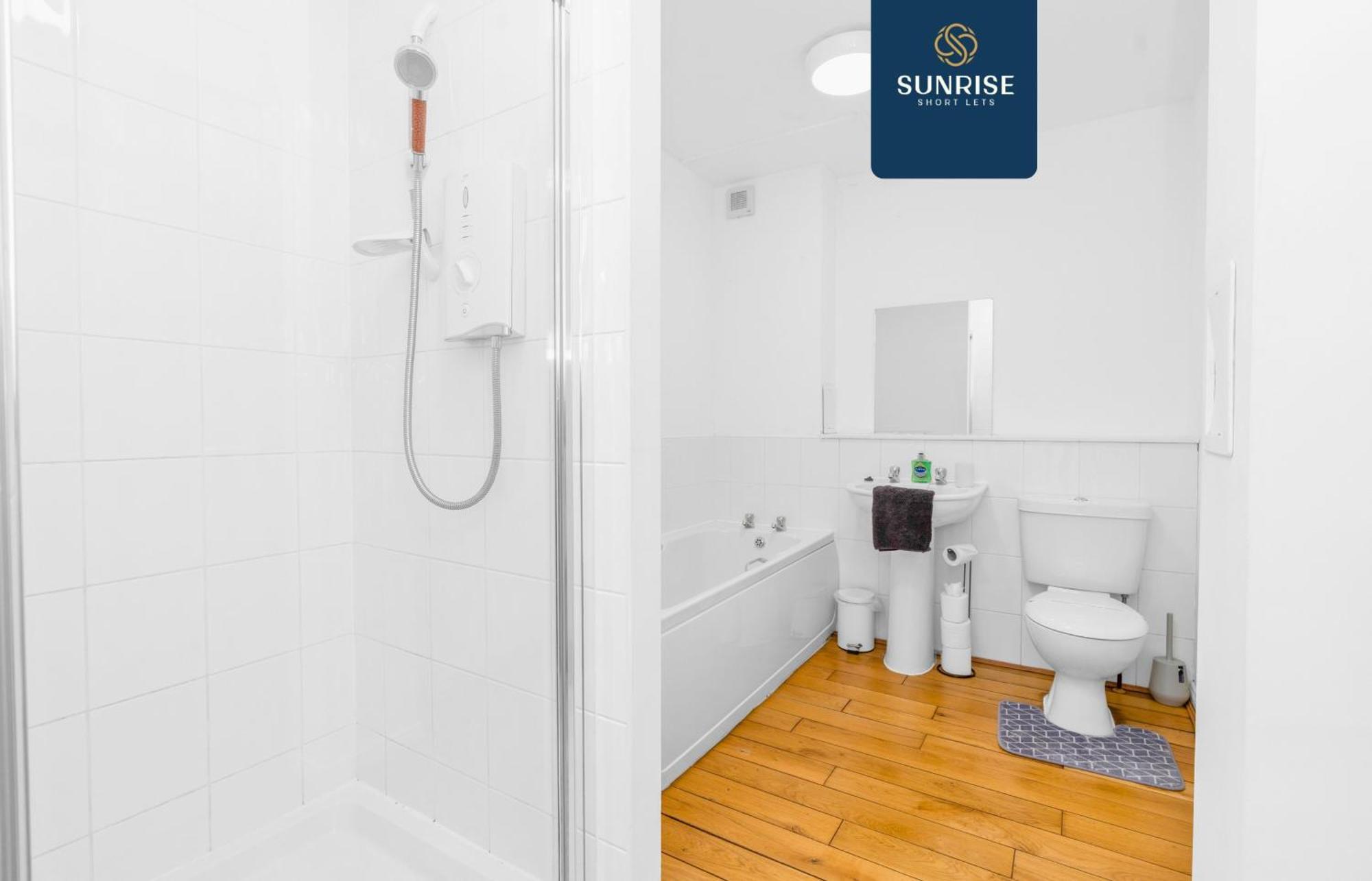 Friary Townhouse - 5 Double Bedrooms, 4 Bathrooms, Gym, Games, Garden, Fully Equipped, Free Parking, Location, Contractors And Trades People Favourite, Invoice And Reduced Price Only Via Sunrise Short Lets Villa *