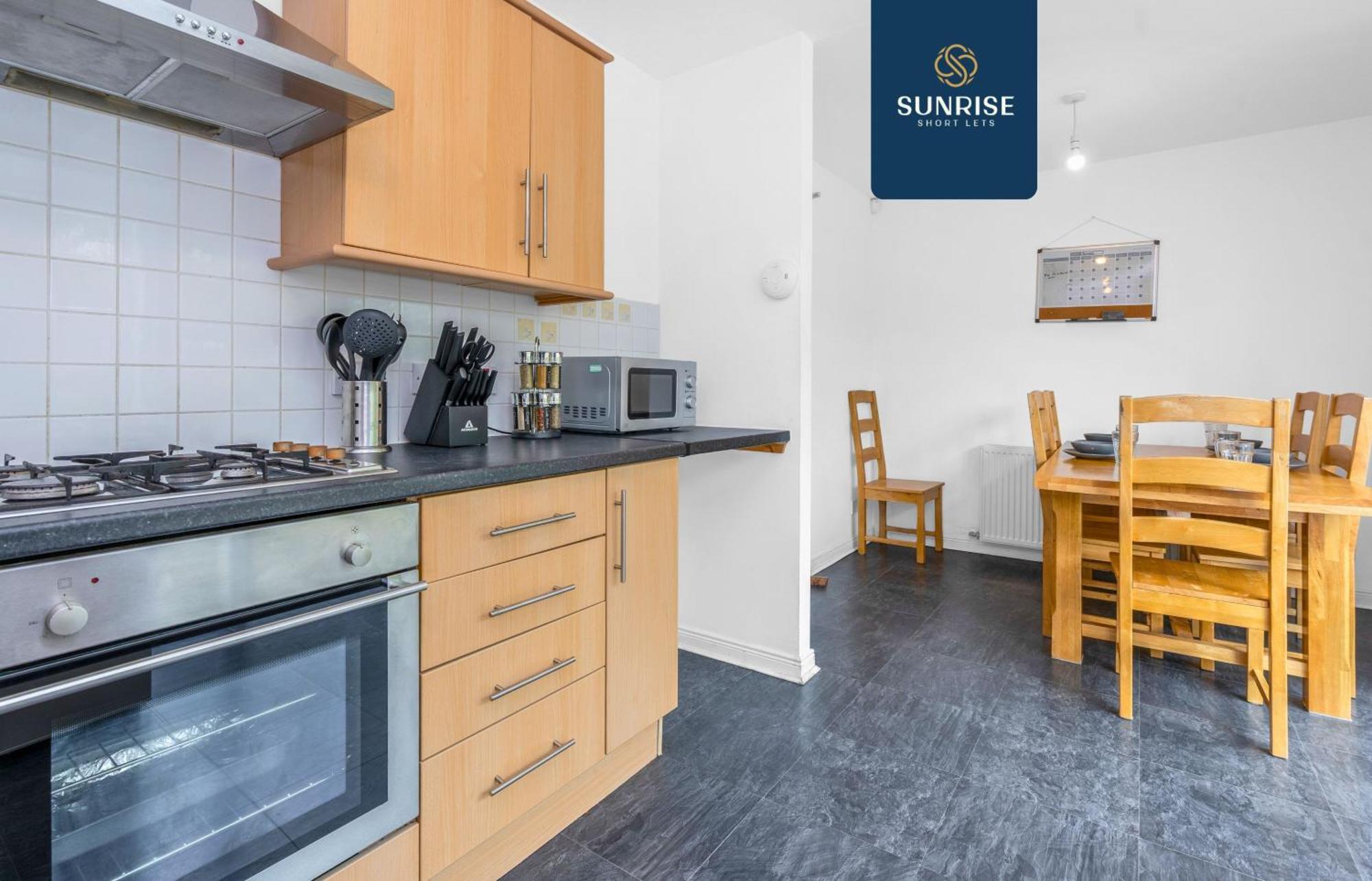 Friary Townhouse - 5 Double Bedrooms, 4 Bathrooms, Gym, Games, Garden, Fully Equipped, Free Parking, Location, Contractors And Trades People Favourite, Invoice And Reduced Price Only Via Sunrise Short Lets * Dundee