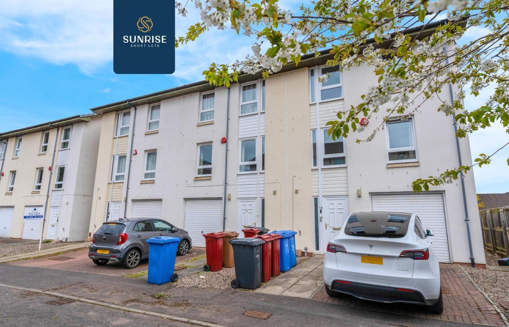 Friary Townhouse - 5 Double Bedrooms, 4 Bathrooms, Gym, Games, Garden, Fully Equipped, Free Parking, Location, Contractors And Trades People Favourite, Invoice And Reduced Price Only Via Sunrise Short Lets