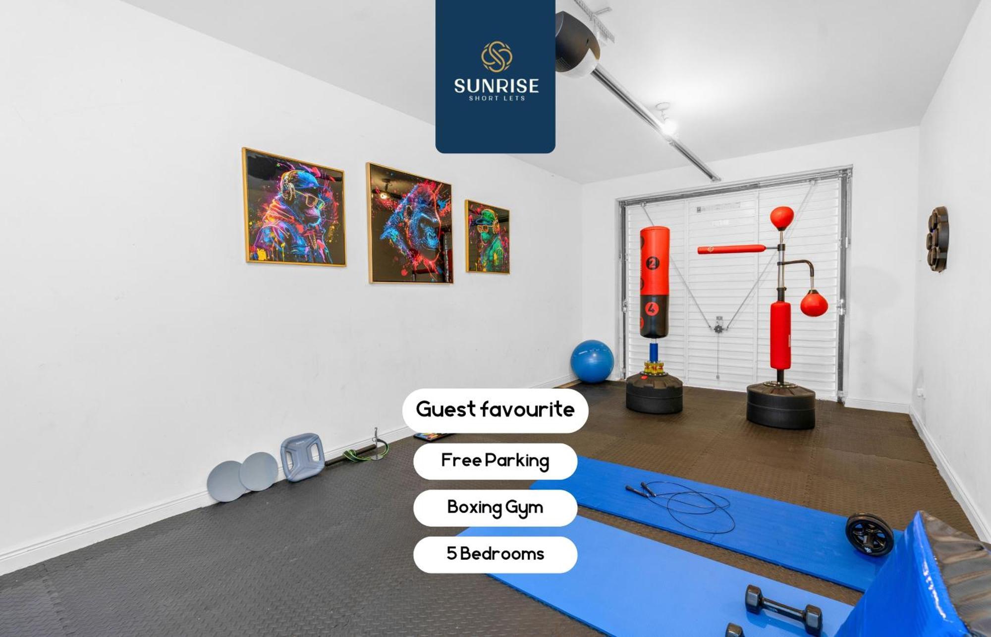Friary Townhouse - 5 Double Bedrooms, 4 Bathrooms, Gym, Games, Garden, Fully Equipped, Free Parking, Location, Contractors And Trades People Favourite, Invoice And Reduced Price Only Via Sunrise Short Lets Villa Dundee