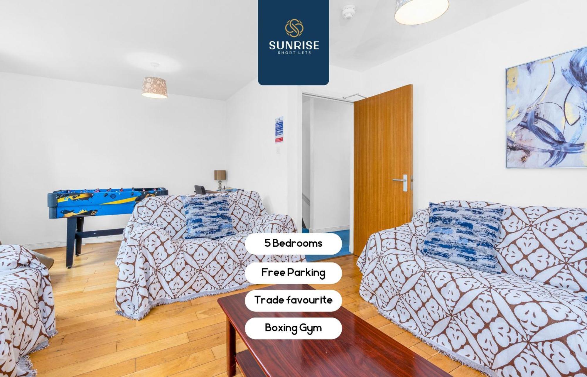 Friary Townhouse - 5 Double Bedrooms, 4 Bathrooms, Gym, Games, Garden, Fully Equipped, Free Parking, Location, Contractors And Trades People Favourite, Invoice And Reduced Price Only Via Sunrise Short Lets Dundee