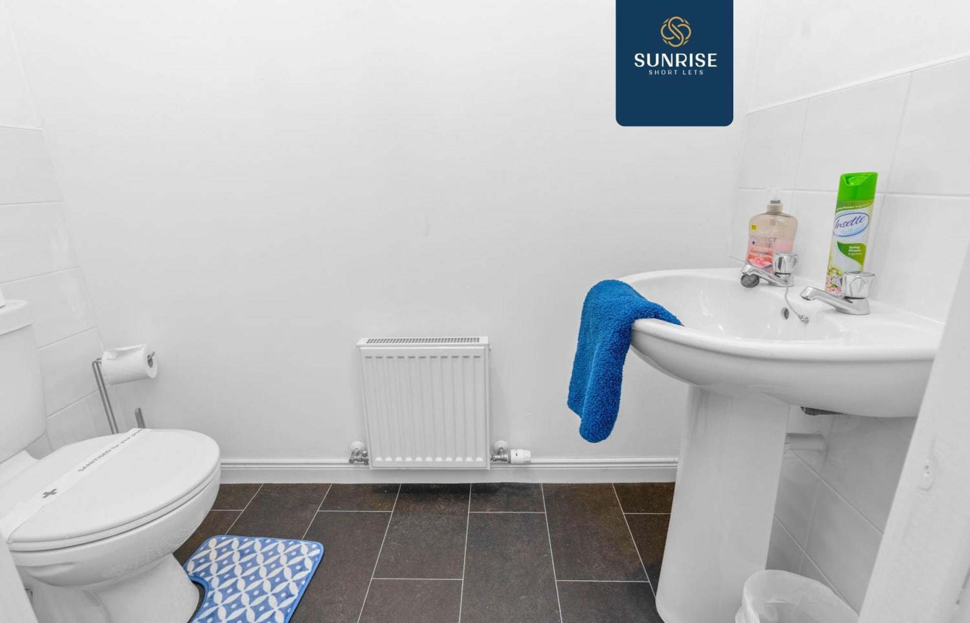 Friary Townhouse - 5 Double Bedrooms, 4 Bathrooms, Gym, Games, Garden, Fully Equipped, Free Parking, Location, Contractors And Trades People Favourite, Invoice And Reduced Price Only Via Sunrise Short Lets Villa