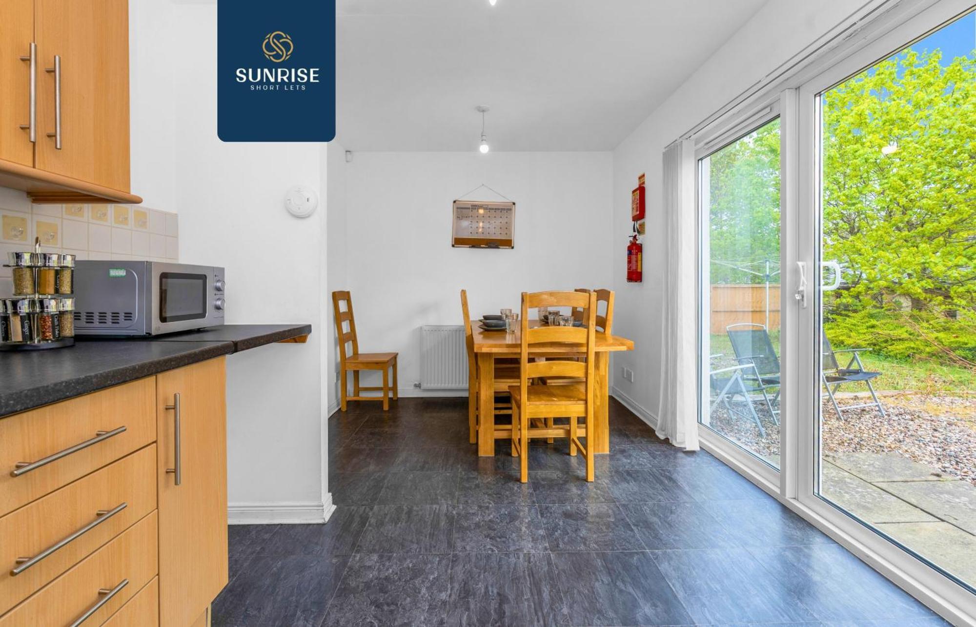 Friary Townhouse - 5 Double Bedrooms, 4 Bathrooms, Gym, Games, Garden, Fully Equipped, Free Parking, Location, Contractors And Trades People Favourite, Invoice And Reduced Price Only Via Sunrise Short Lets Villa *