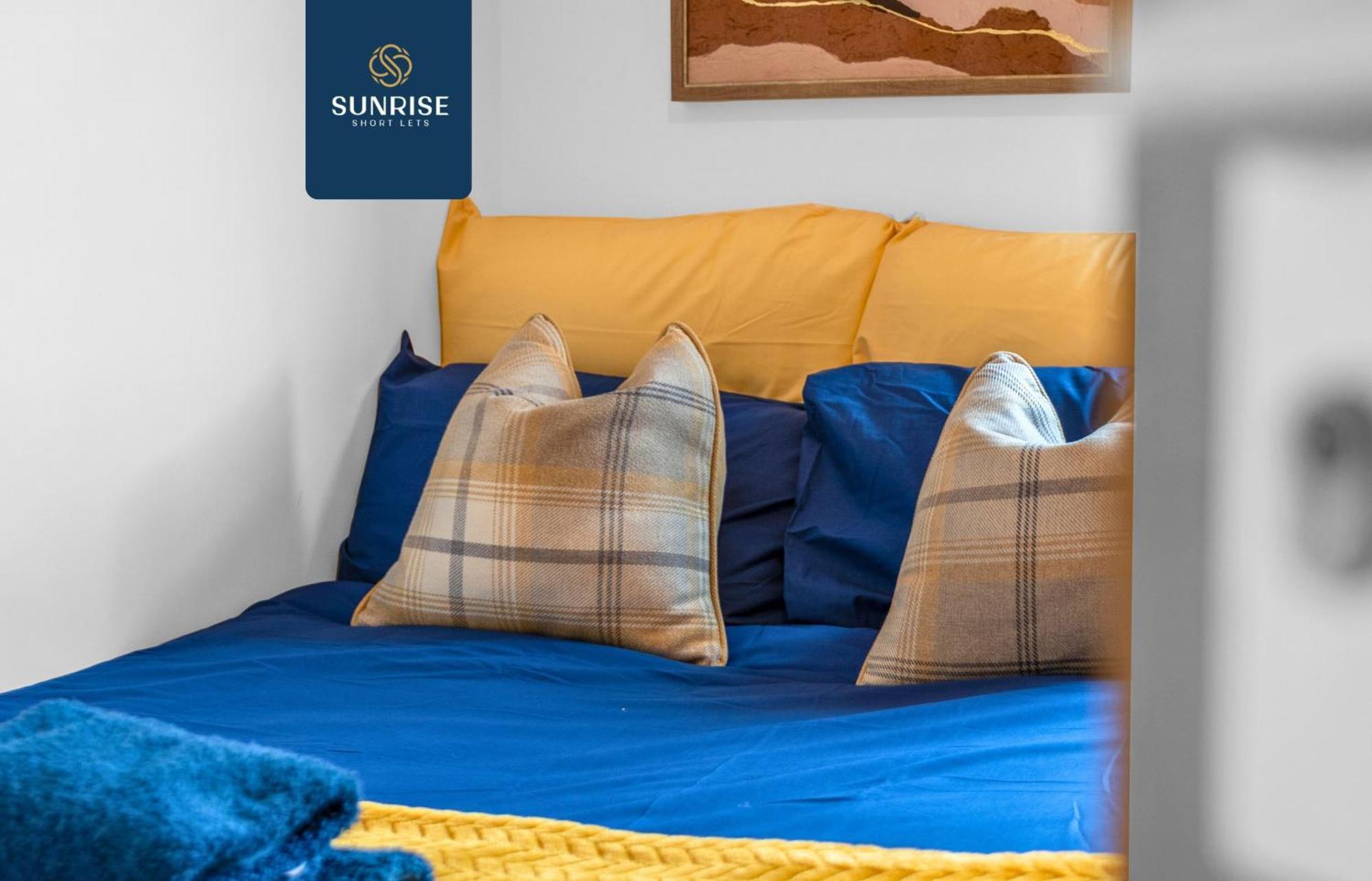Friary Townhouse - 5 Double Bedrooms, 4 Bathrooms, Gym, Games, Garden, Fully Equipped, Free Parking, Location, Contractors And Trades People Favourite, Invoice And Reduced Price Only Via Sunrise Short Lets Villa Dundee